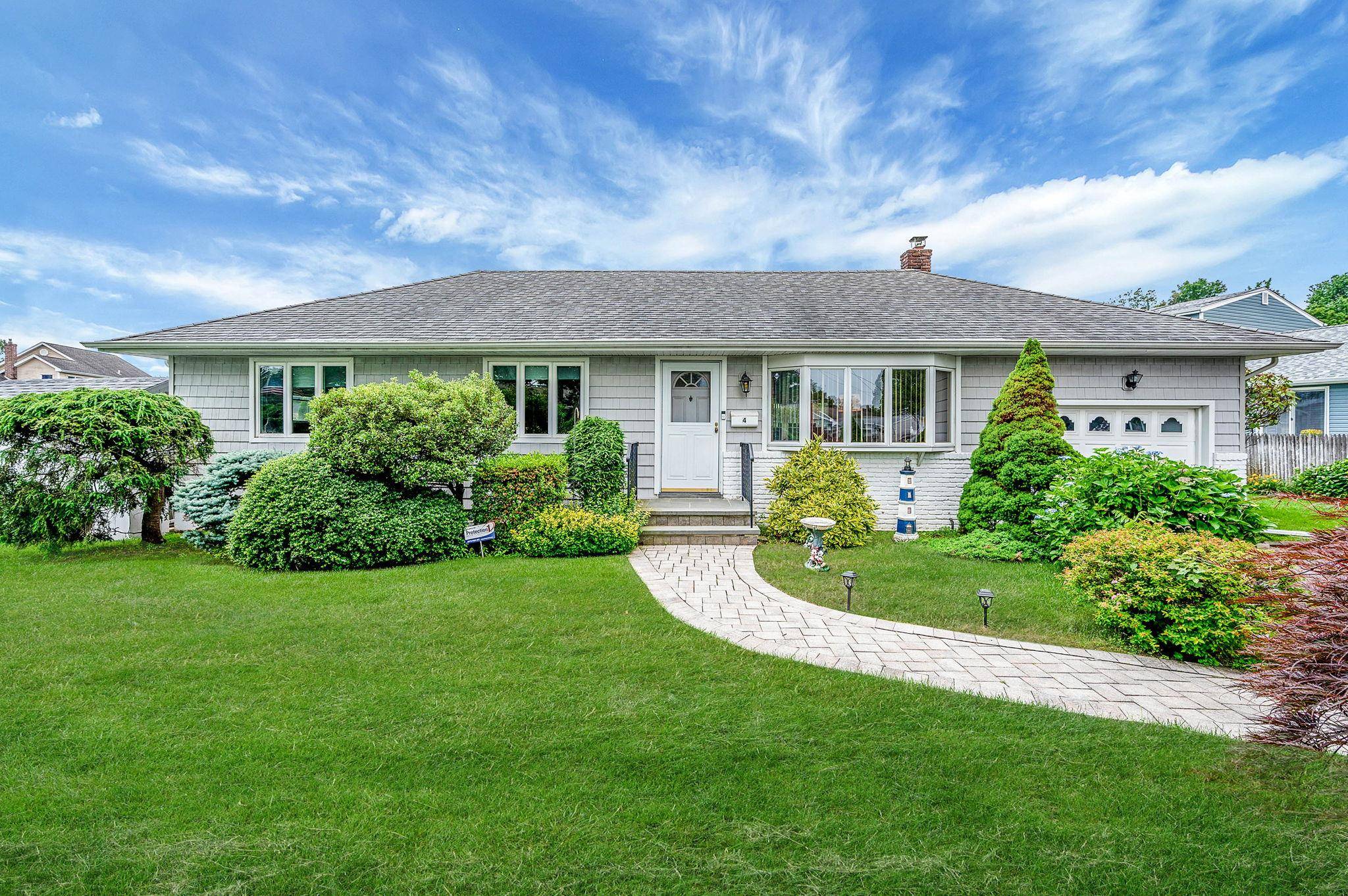 Huntington Station, NY 11746,4 Firtree LN