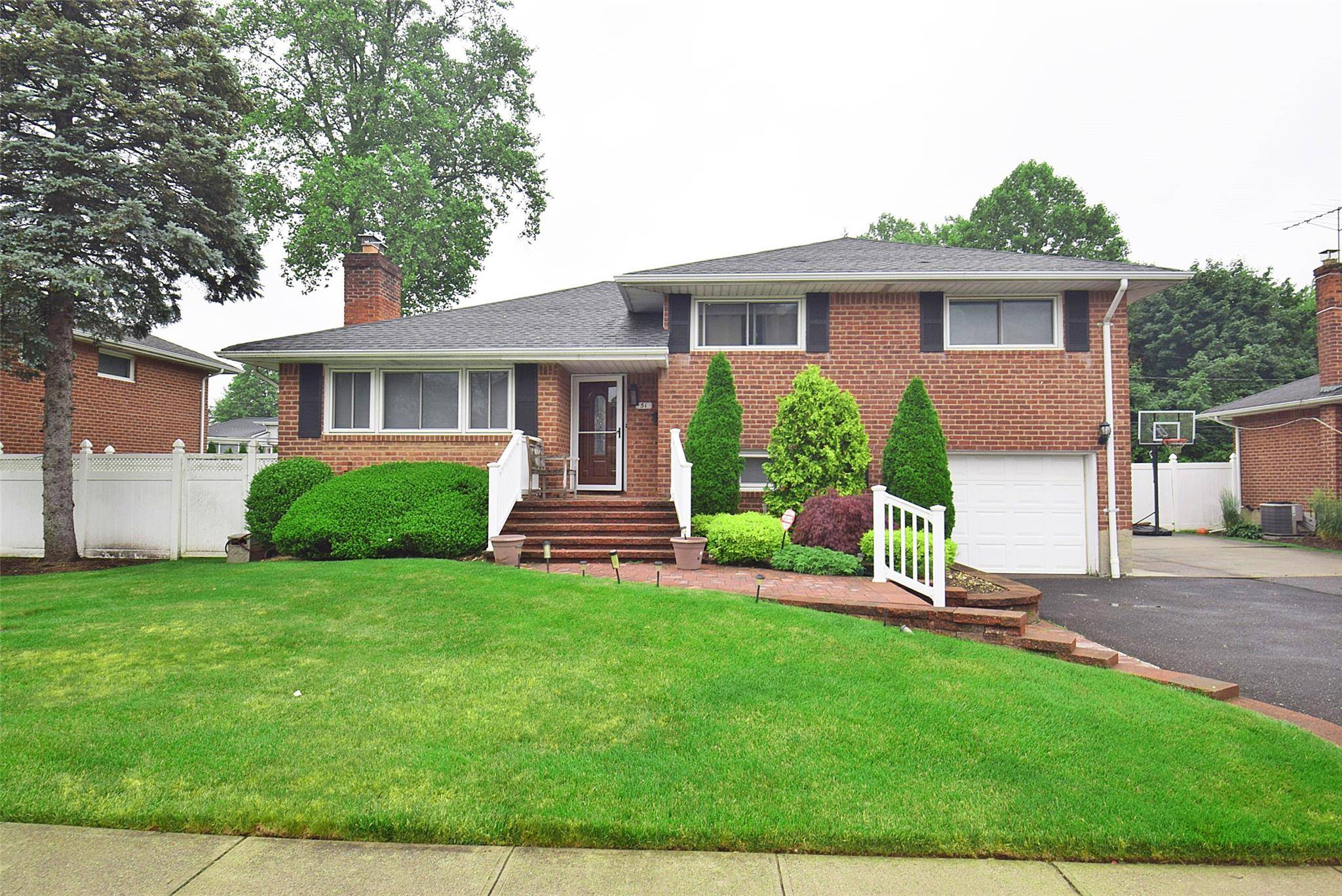 Syosset, NY 11791,51 Whitman AVE