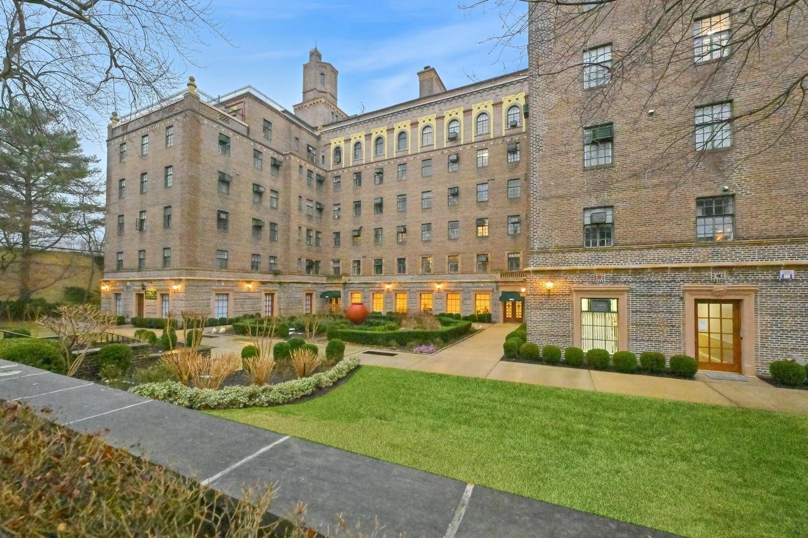 Great Neck, NY 11021,160 Middle Neck RD #4L