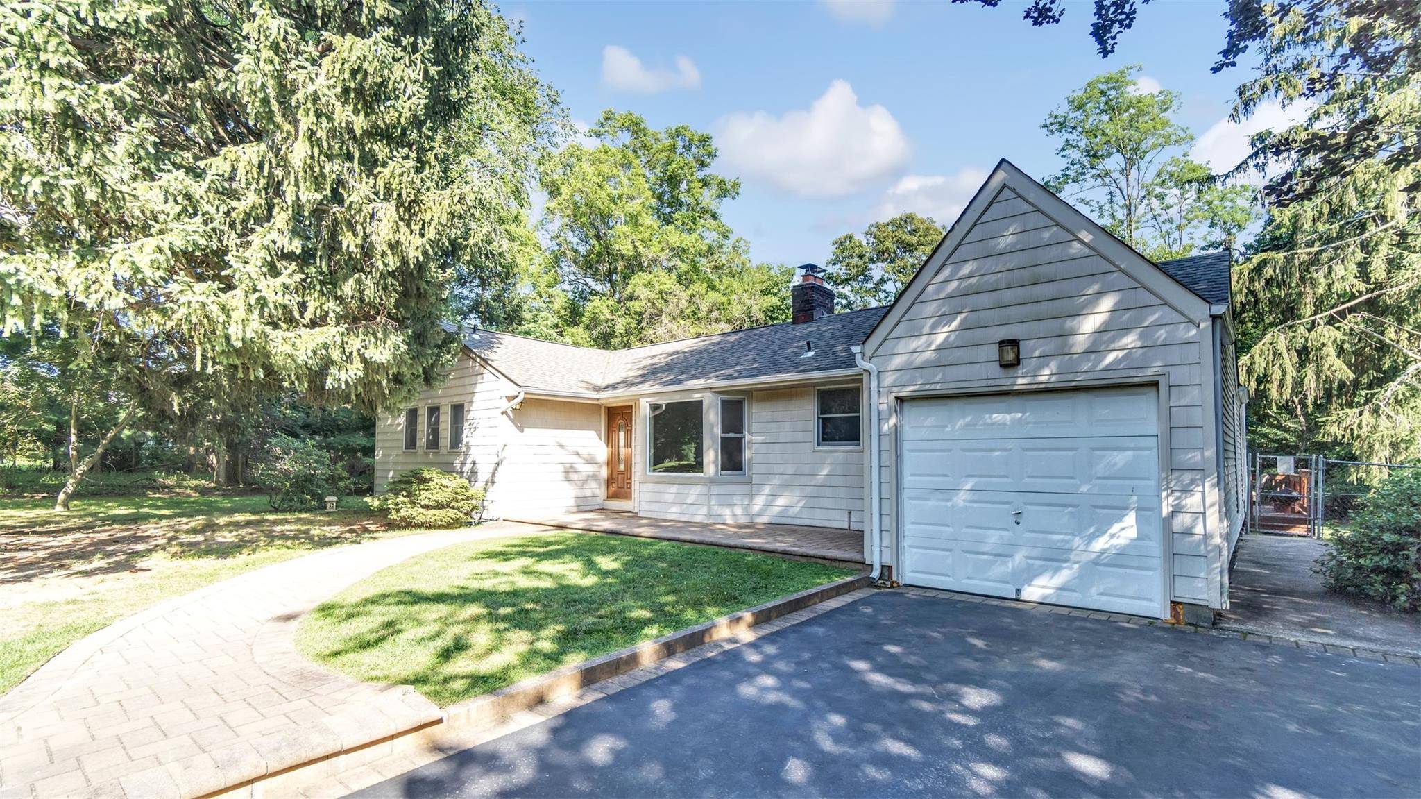 Smithtown, NY 11787,24 Summerset DR