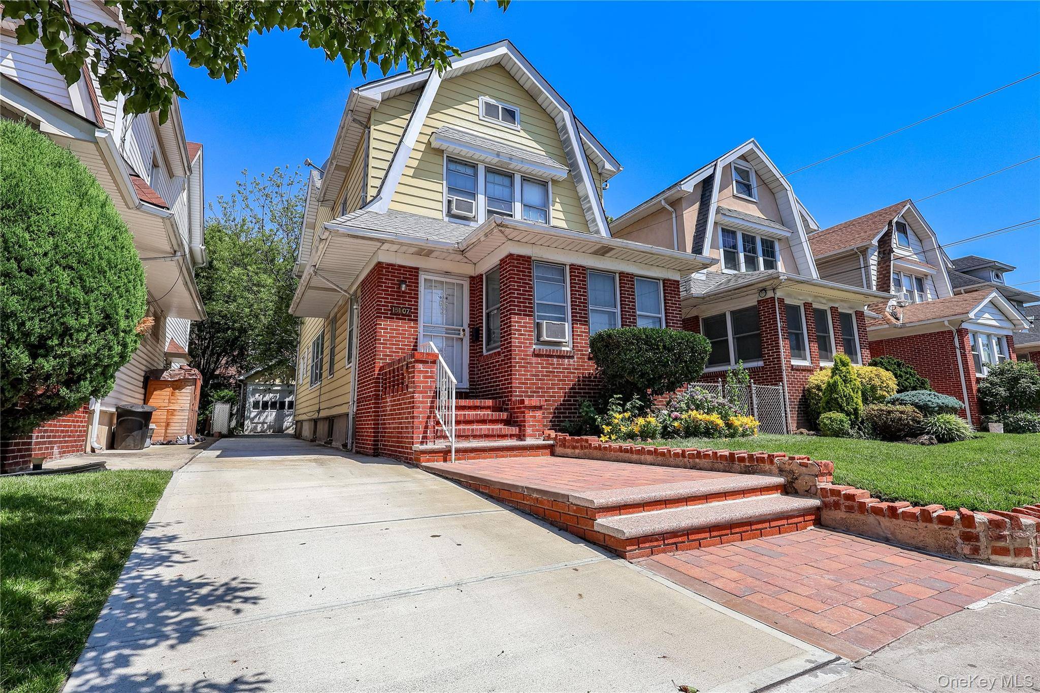 Briarwood, NY 11432,151-07 85th AVE