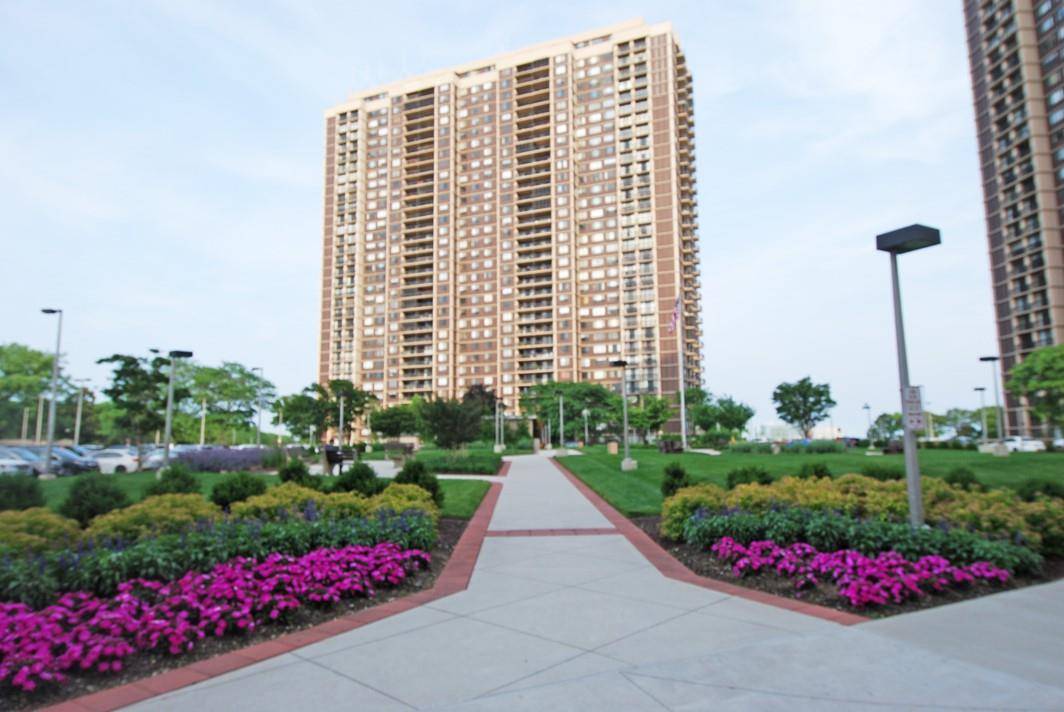 Floral Park, NY 11005,27010 grand central Pkwy #32F