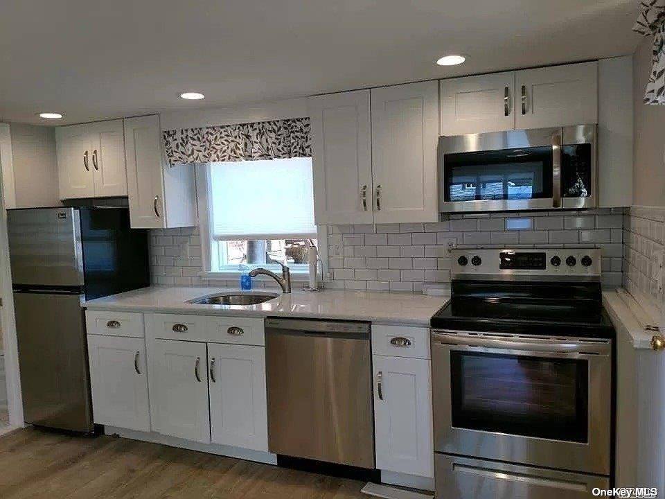 West Sayville, NY 11796,123 Joni DR