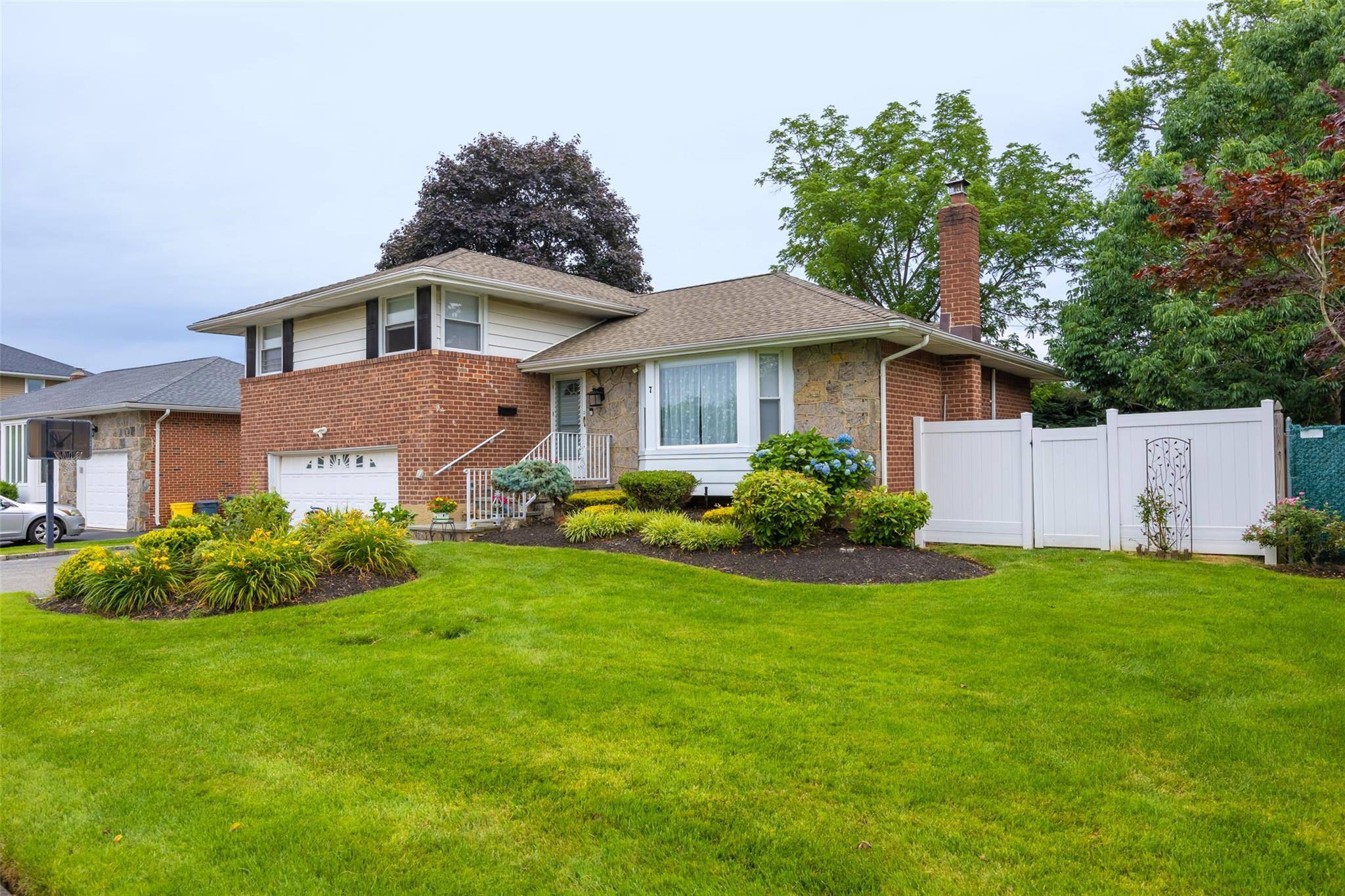 Syosset, NY 11791,7 Lorraine ST