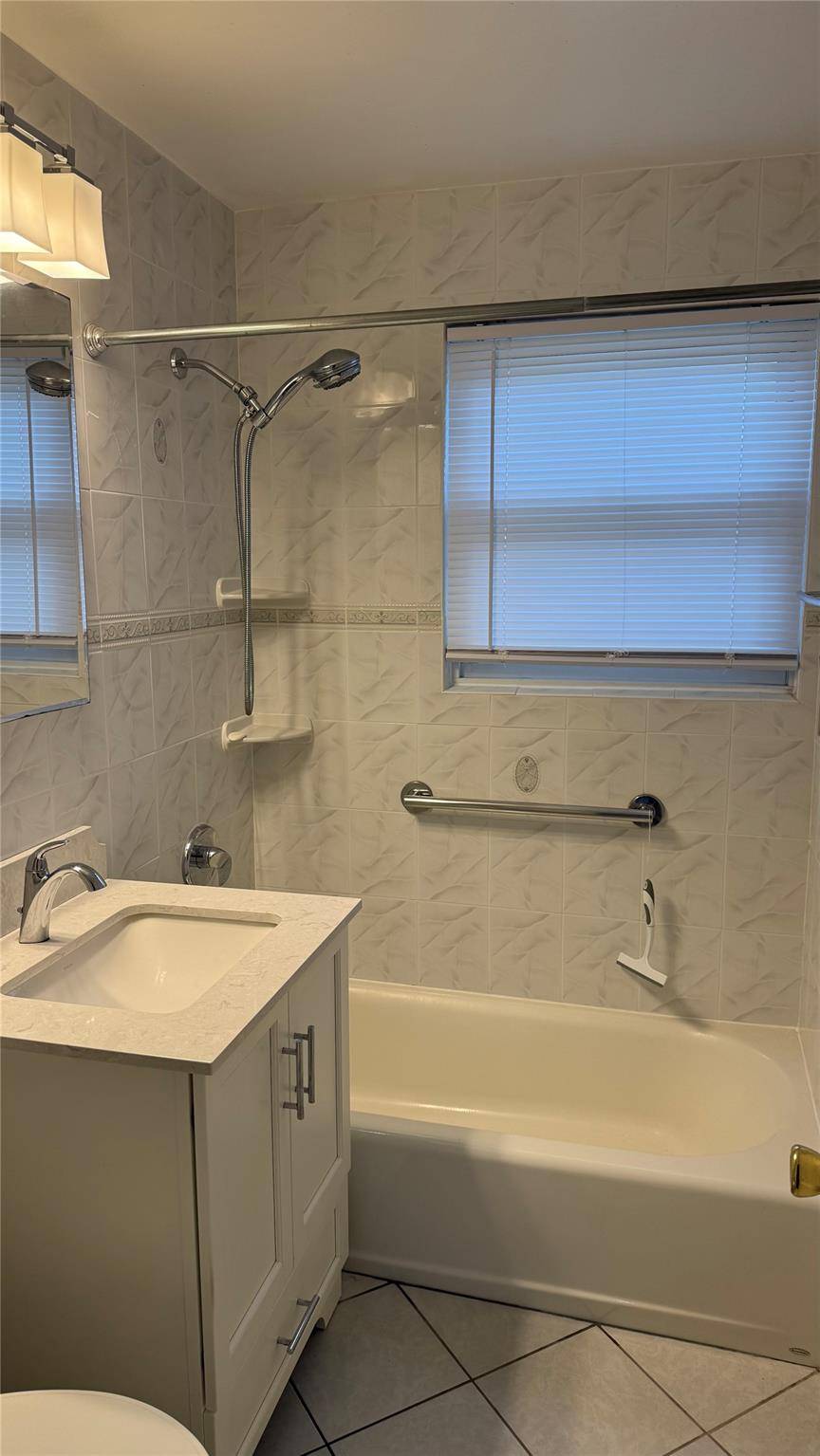 Valley Stream, NY 11580,1064 Hunter AVE #4