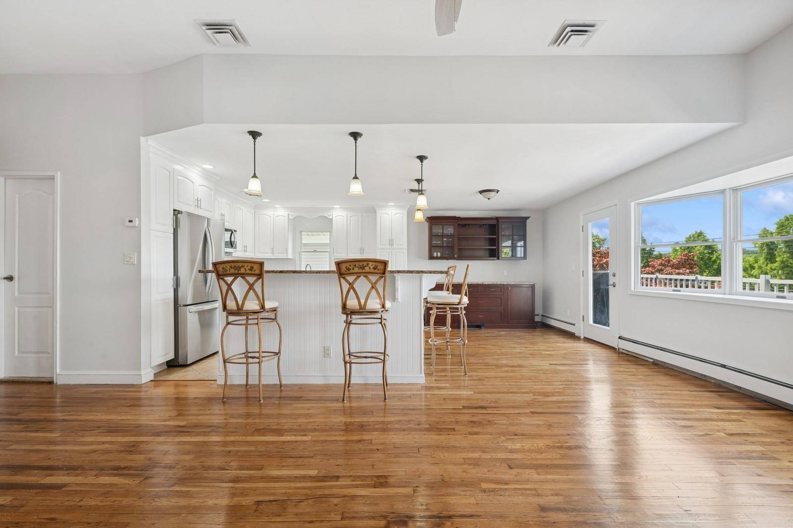 Douglaston, NY 11363,39-27 233rd ST