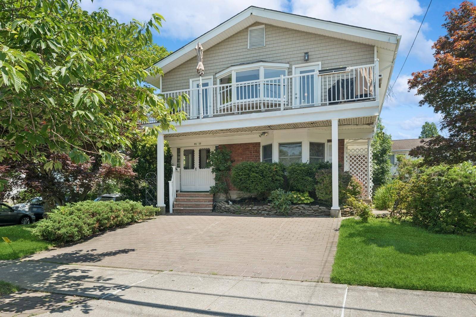 Douglaston, NY 11363,39-27 233rd ST