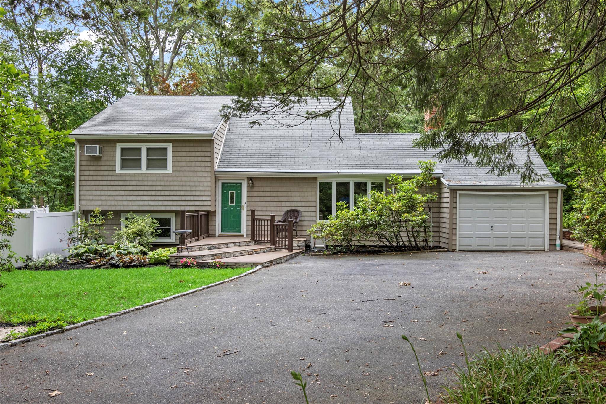 South Huntington, NY 11746,27 Craig DR