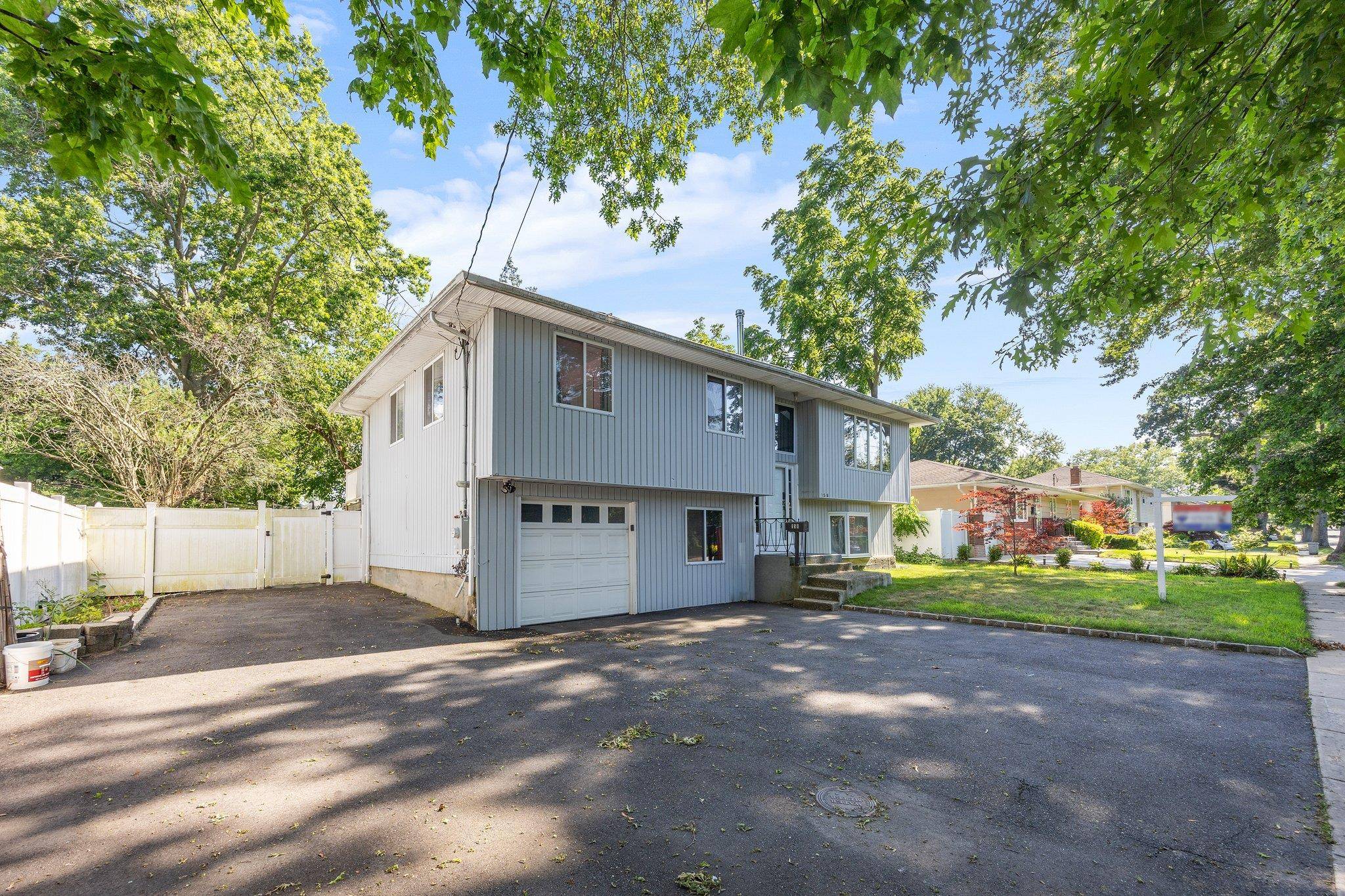 Commack, NY 11725,158 Wicks RD