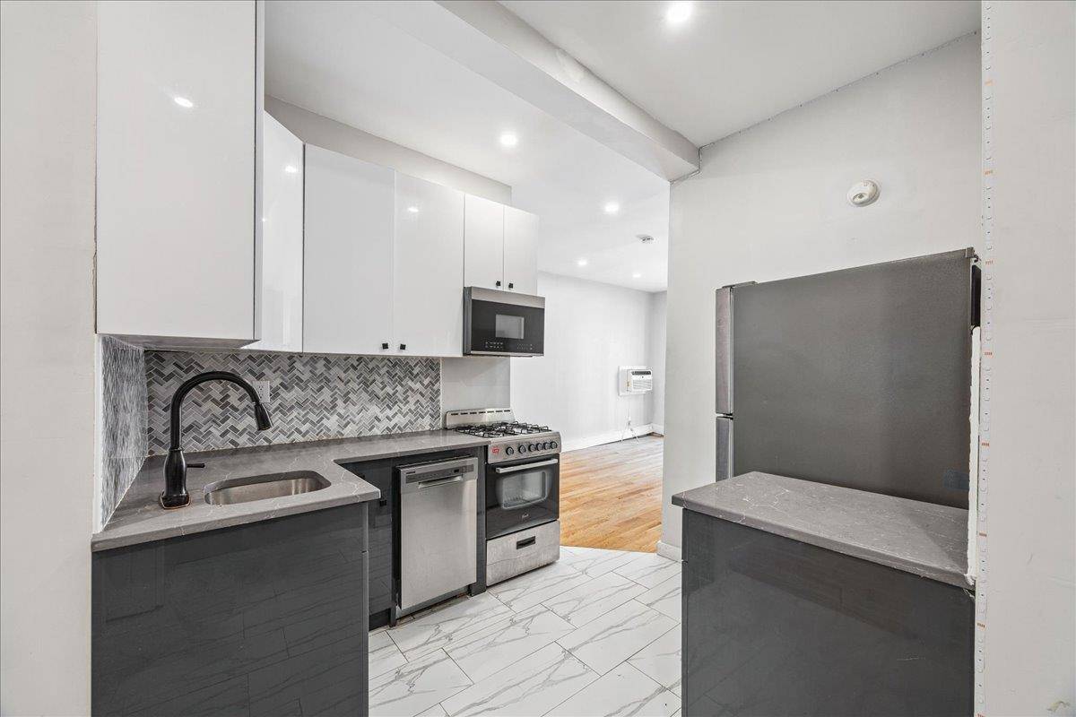 Bronx, NY 10458,444 Cyrus PL