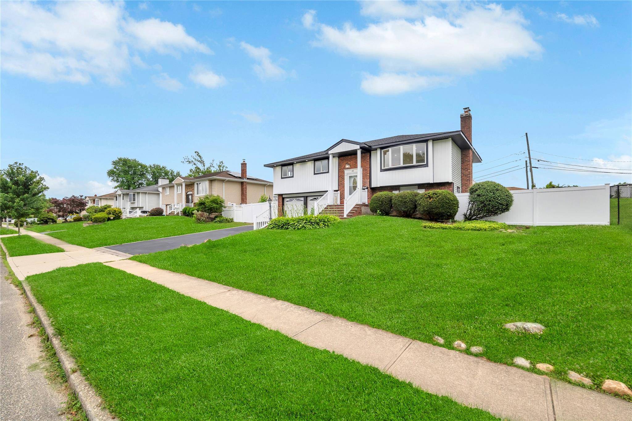 Commack, NY 11725,89 Harvest LN