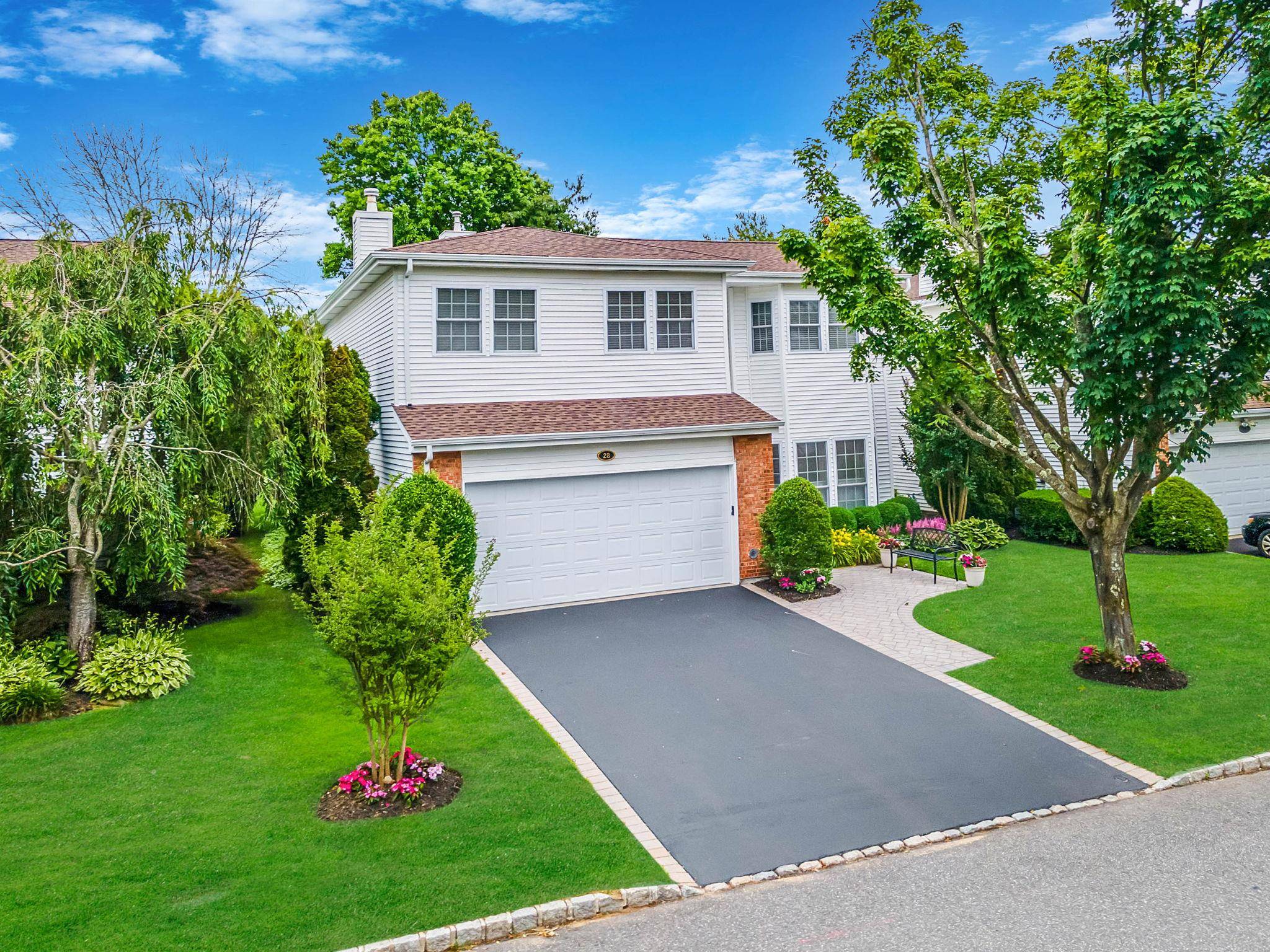 Commack, NY 11725,28 Hamlet DR