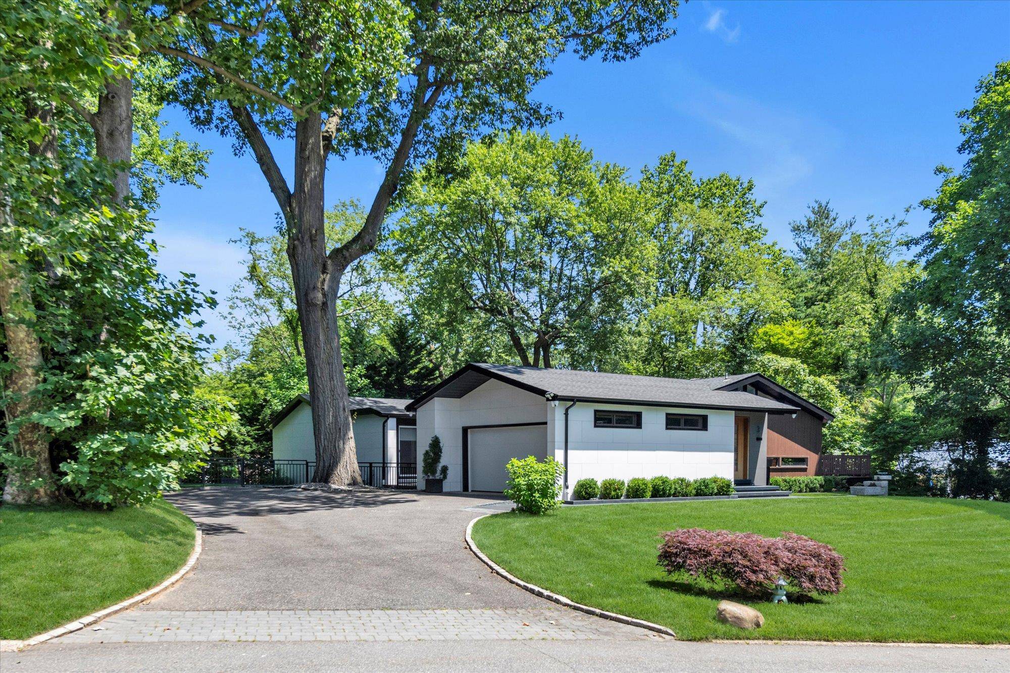 Great Neck, NY 11020,3 Horseshoe LN