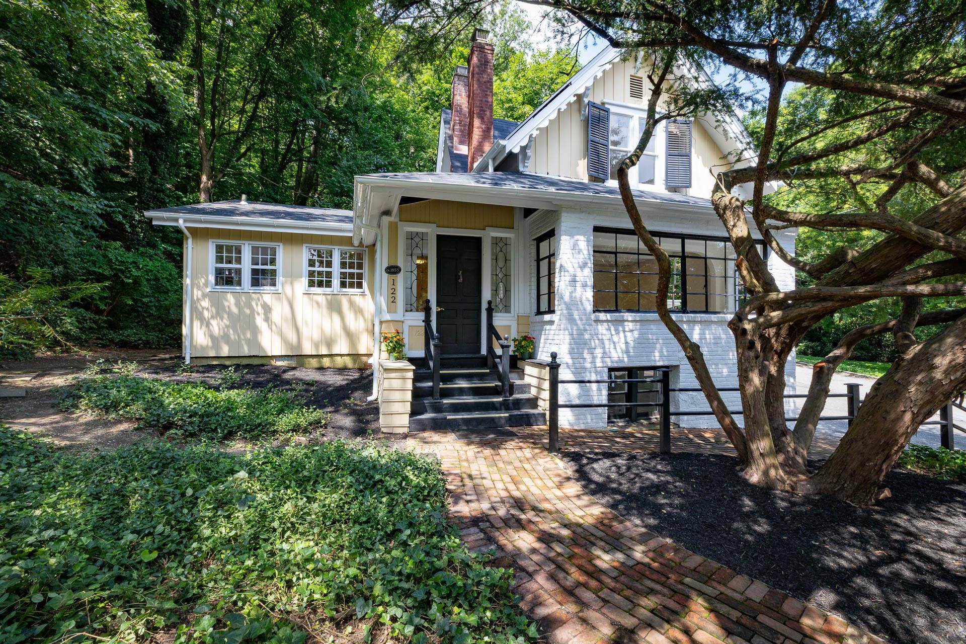 Roslyn, NY 11576,122 Main ST