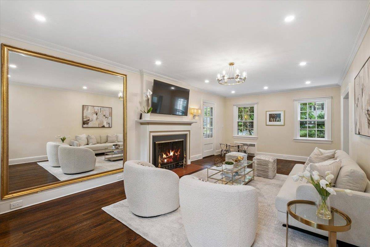 Scarsdale, NY 10583,18 Forest LN