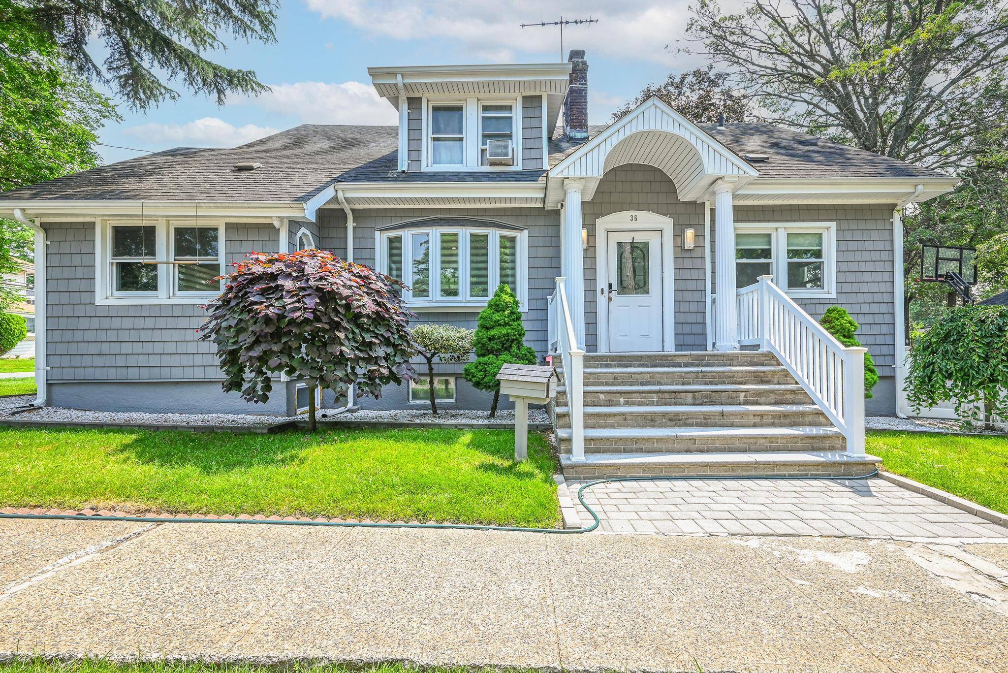 Valley Stream, NY 11580,36 W Saint Marks PL
