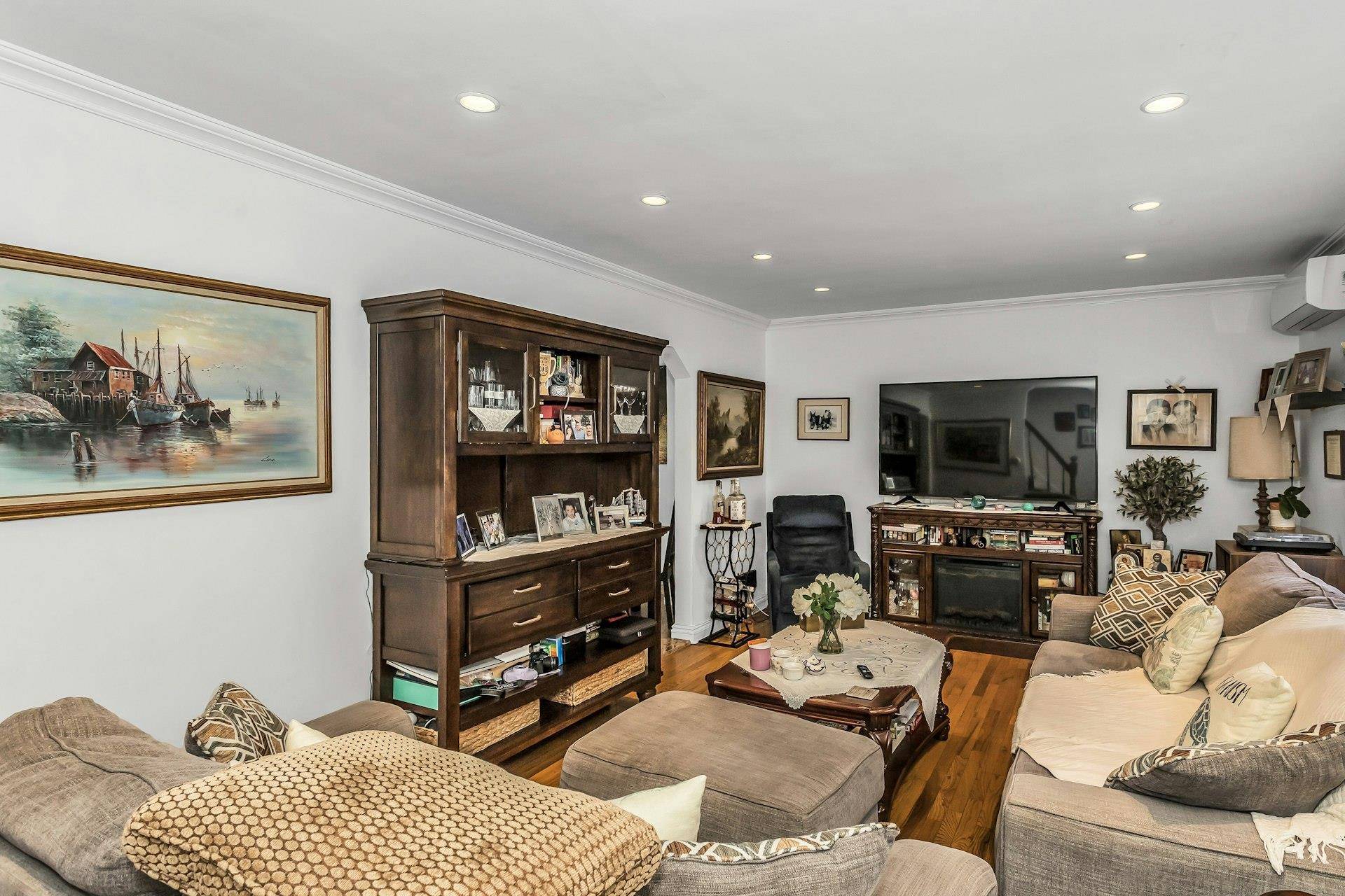 Floral Park, NY 11001,53 Carnation AVE
