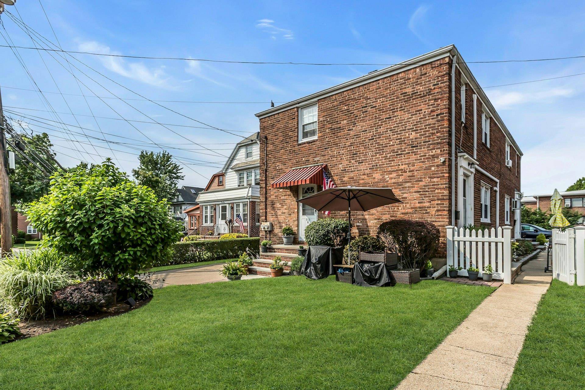 Floral Park, NY 11001,53 Carnation AVE