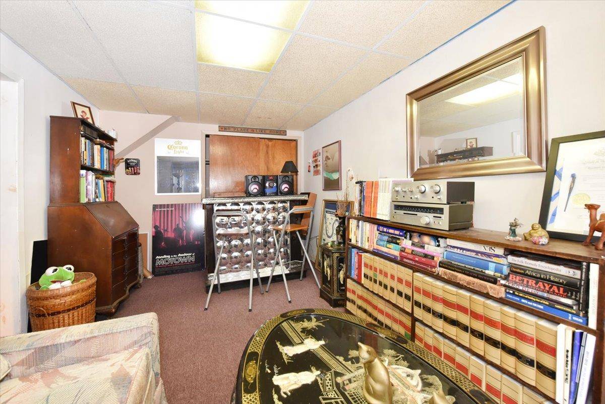 Hollis, NY 11423,102-35 187th ST