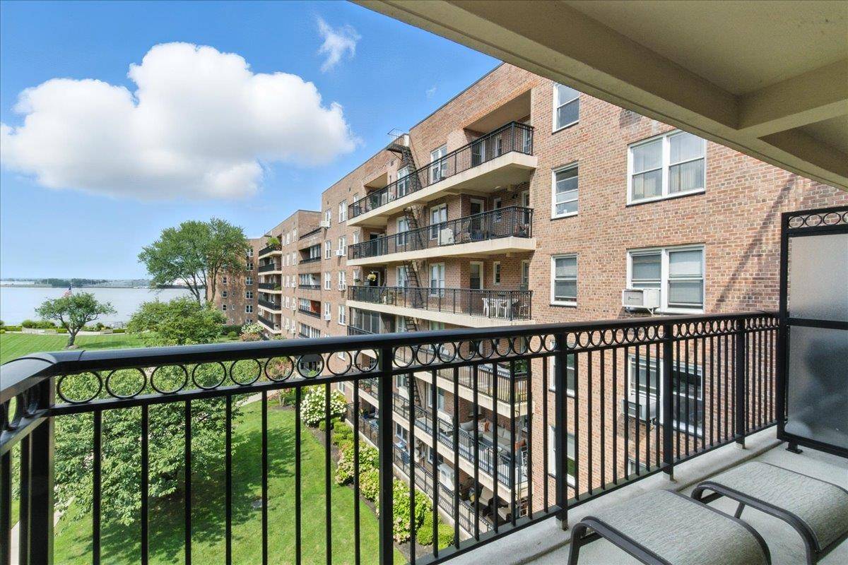 Beechhurst, NY 11357,162-41 Powells Cove BLVD #4D