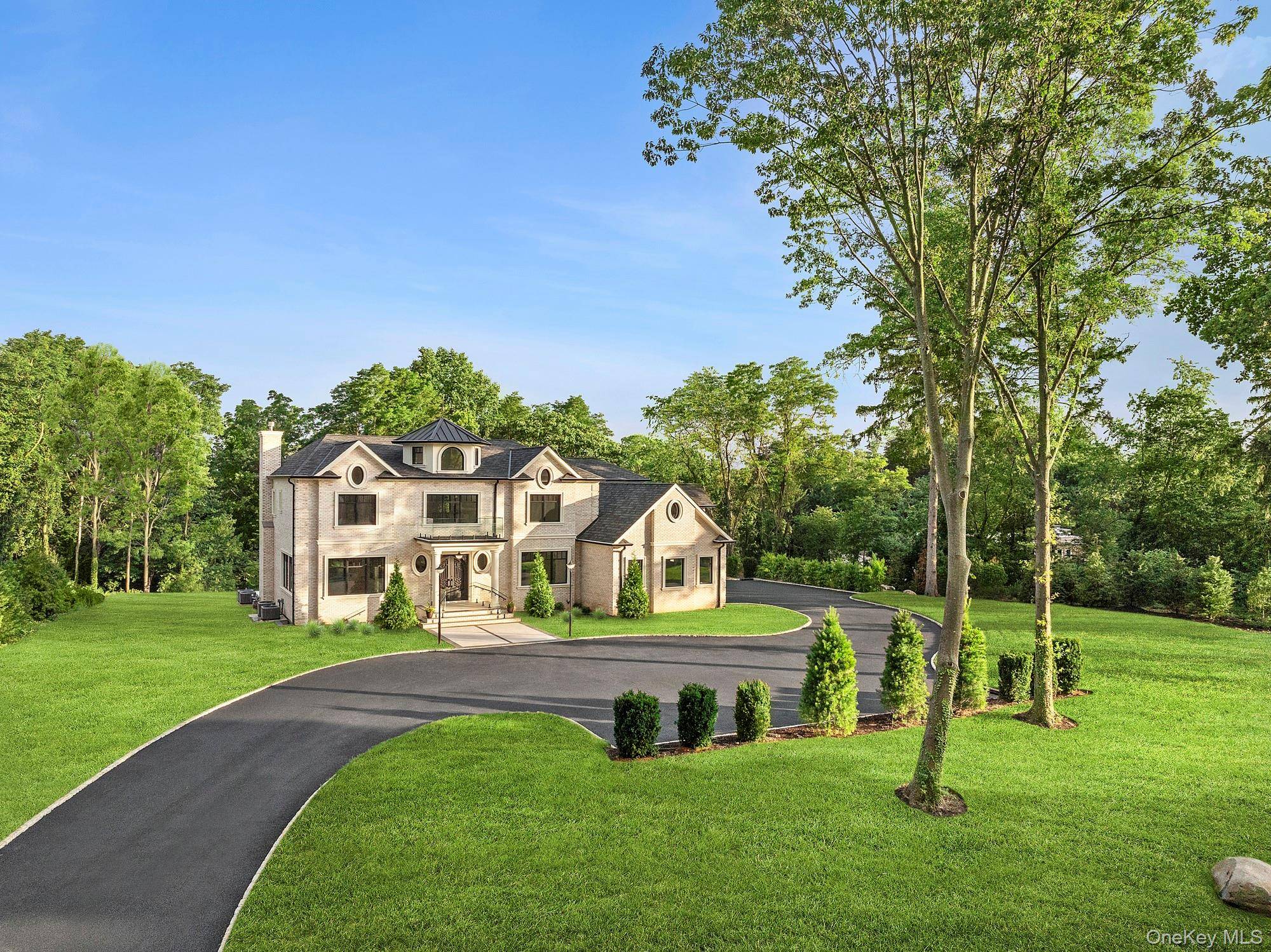 Old Westbury, NY 11568,26 Saint Andrews CT
