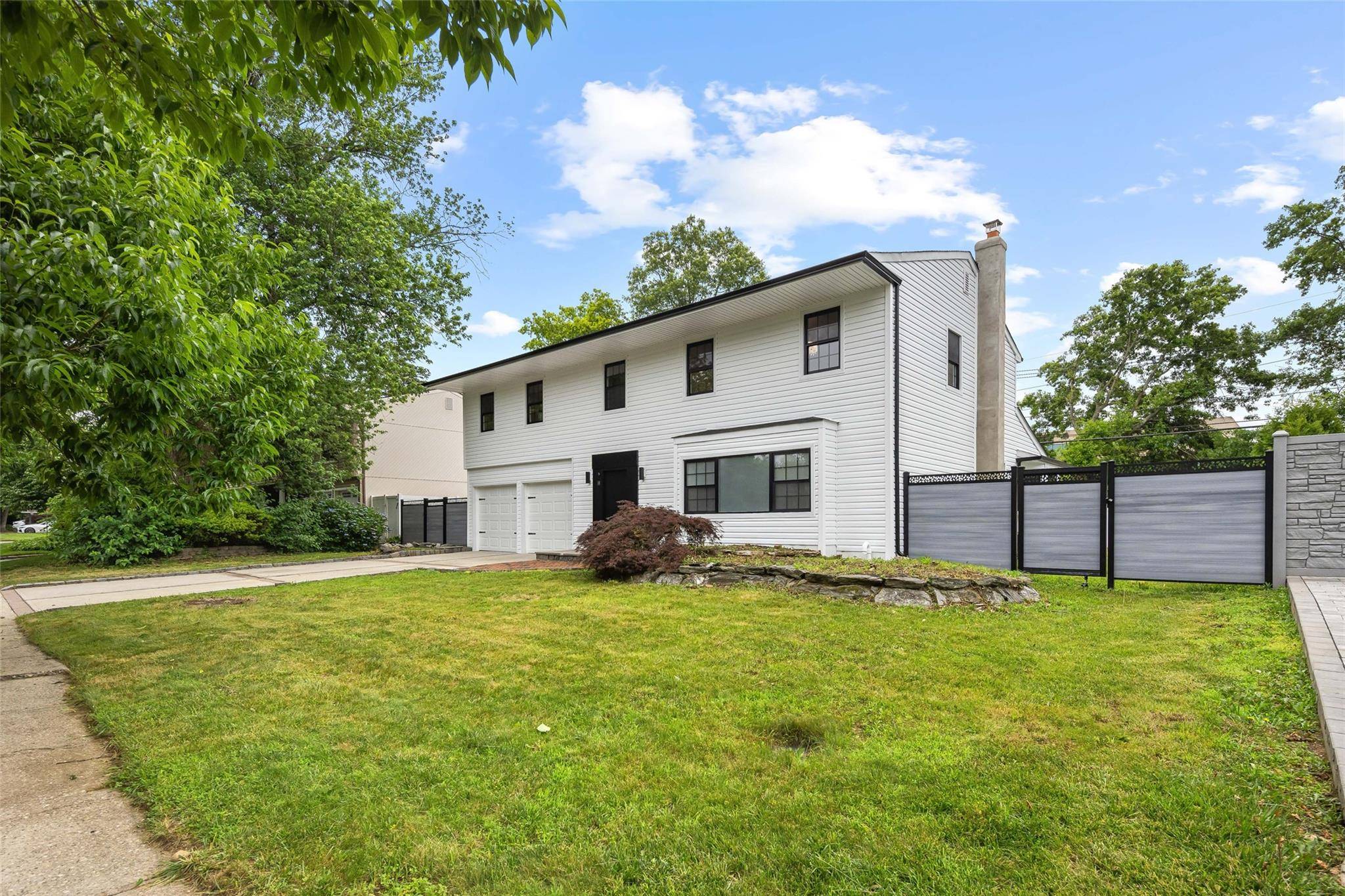 Woodbury, NY 11797,26 Roseanne DR