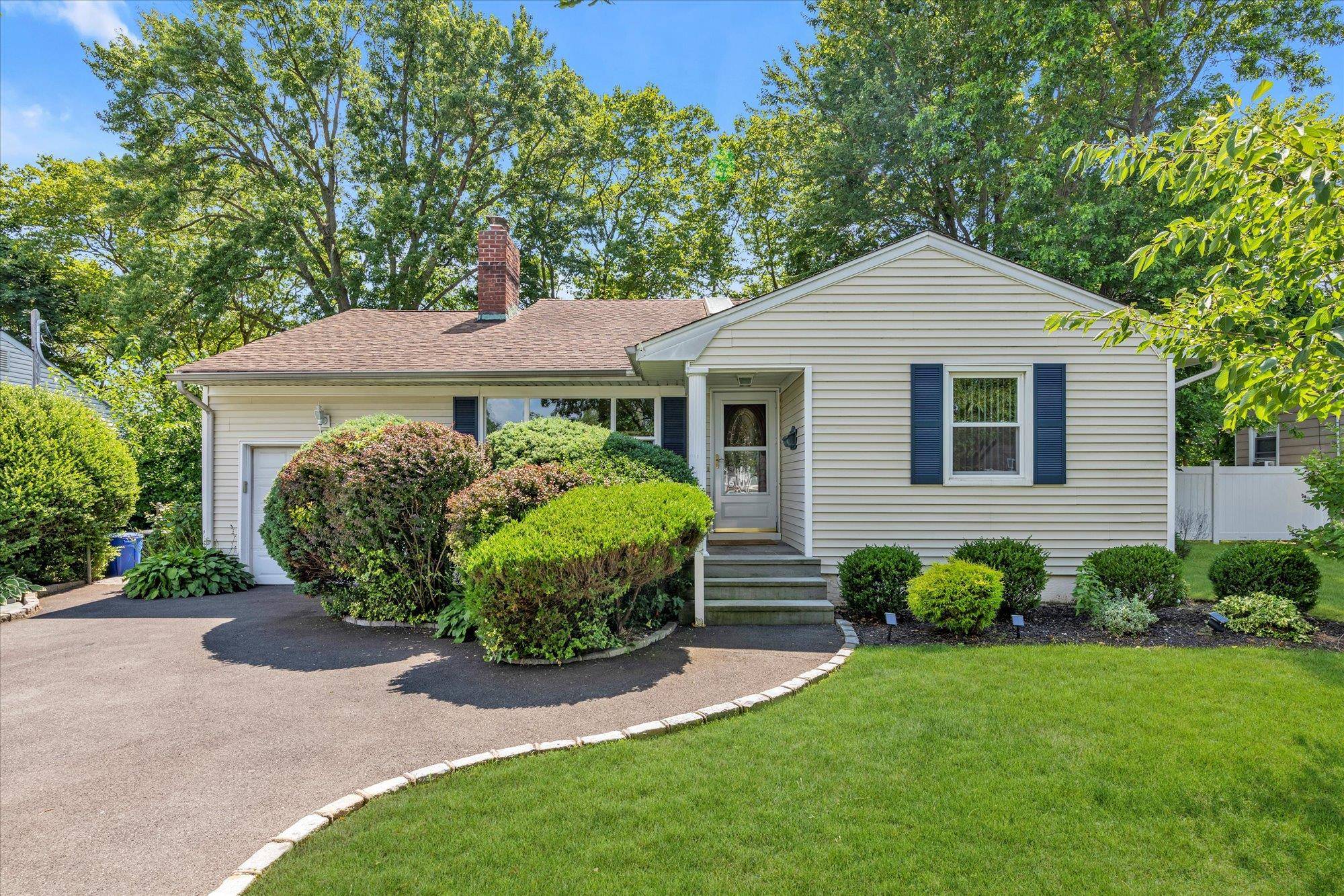 Syosset, NY 11791,18 Gainsboro LN