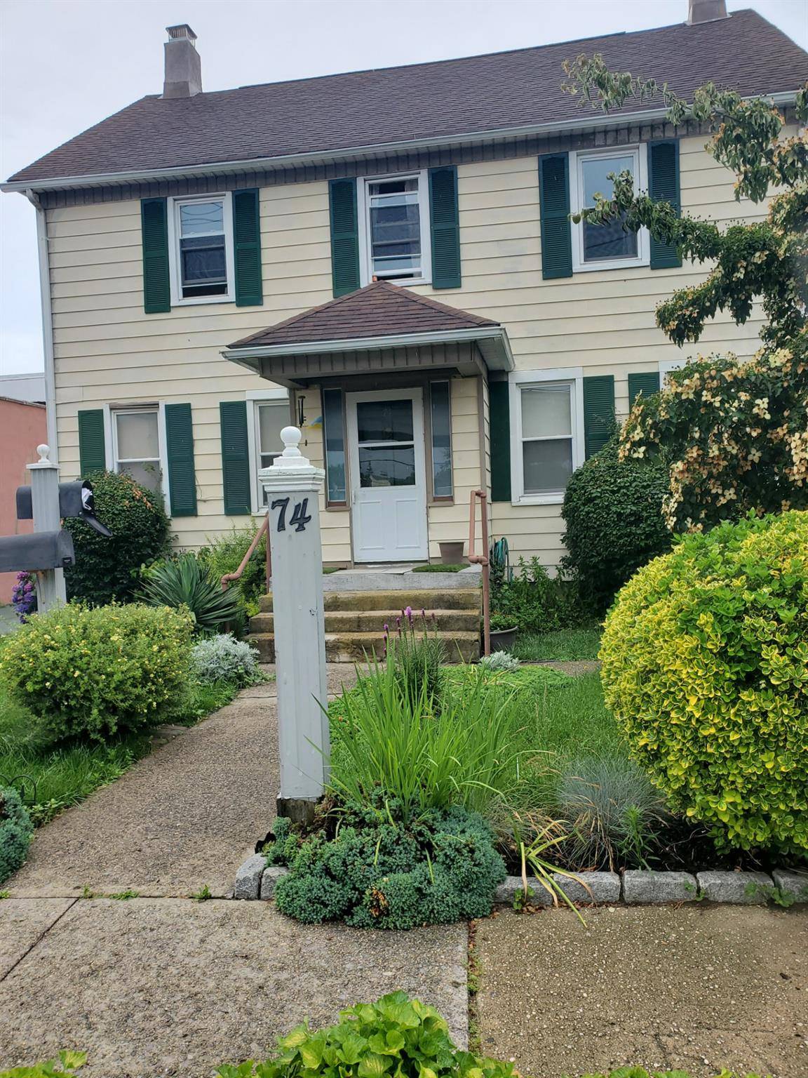 Lindenhurst, NY 11757,74 W Hoffman AVE