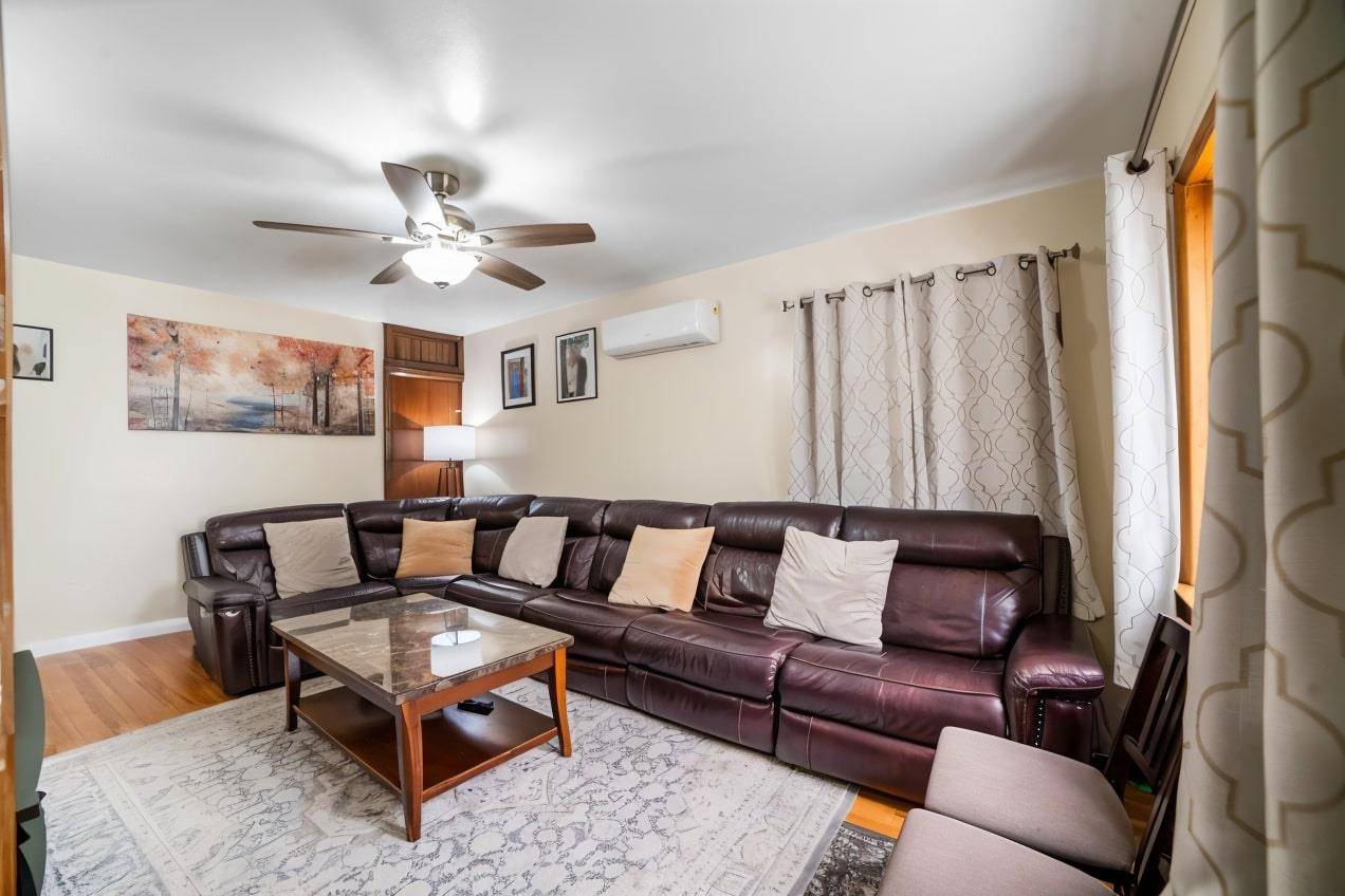 Glen Oaks, NY 11004,81-56 264 ST