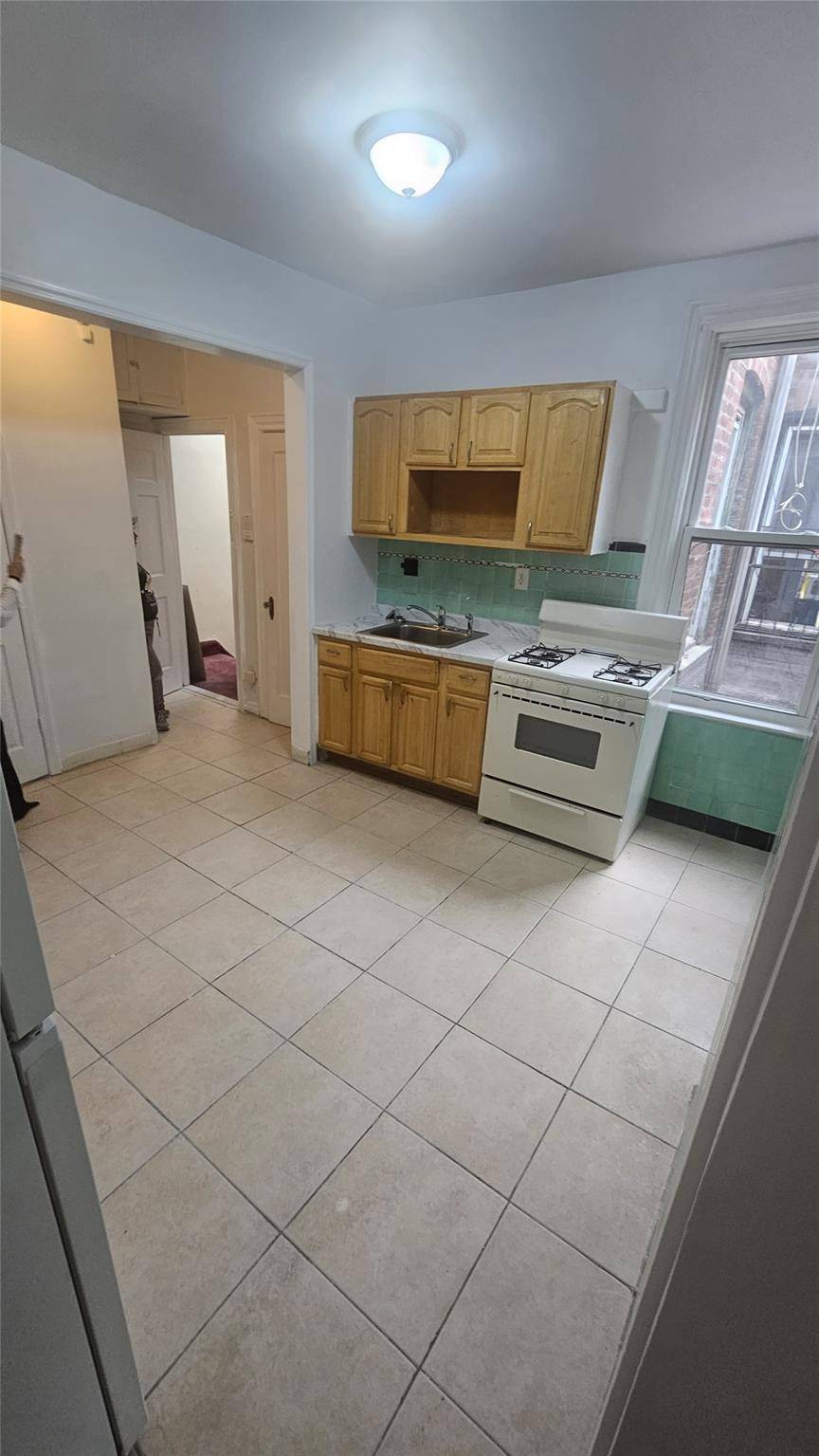 Jackson Heights, NY 11372,7817 roosevelt #2