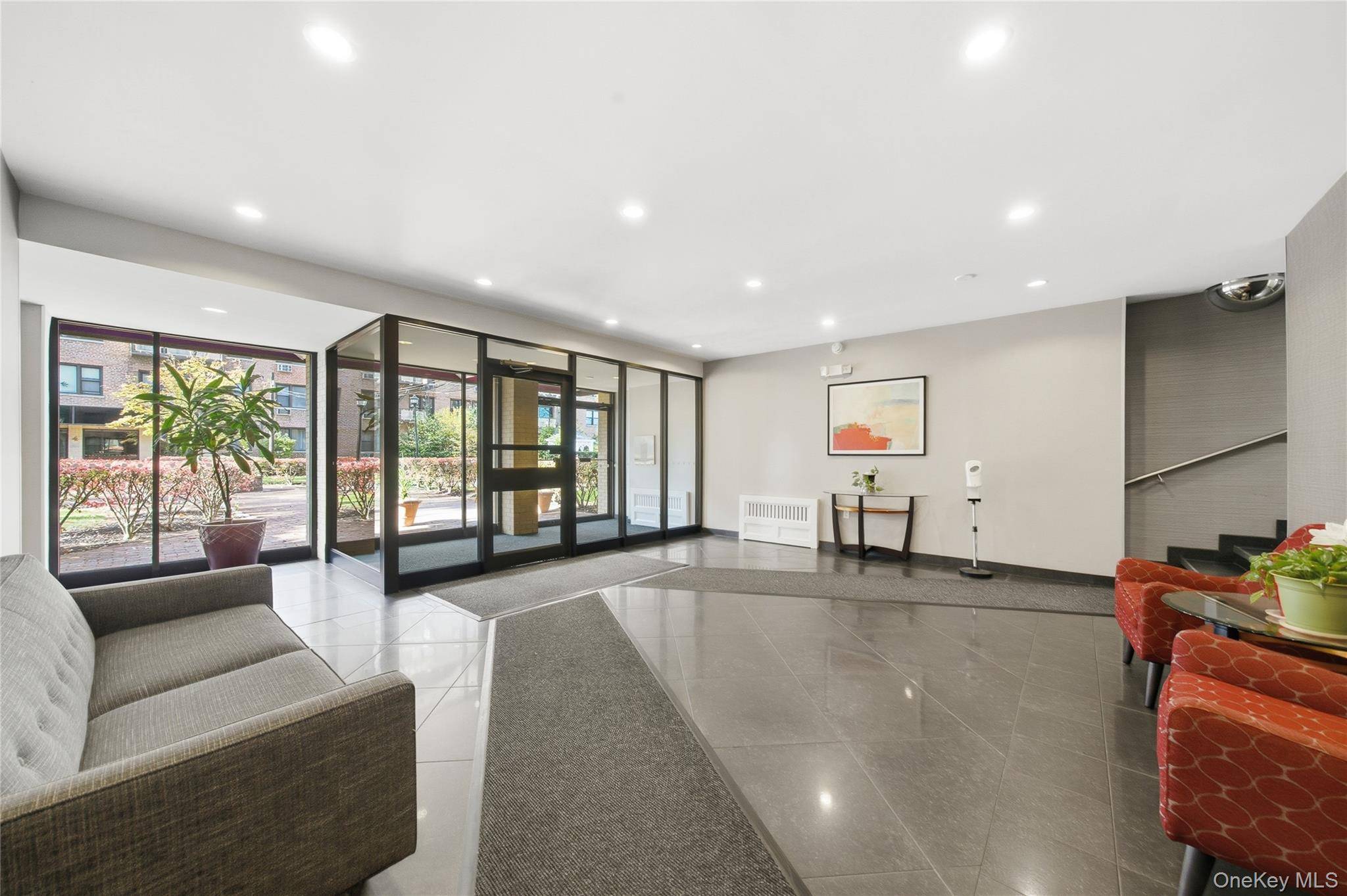 Mineola, NY 11501,6 Birchwood Court #3H