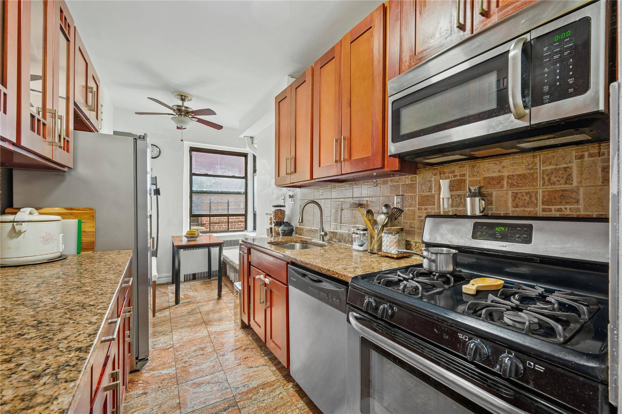 Jackson Heights, NY 11372,35-20 73rd ST #6R