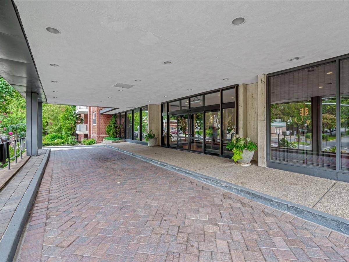 Great Neck, NY 11021,1 Kensington #107