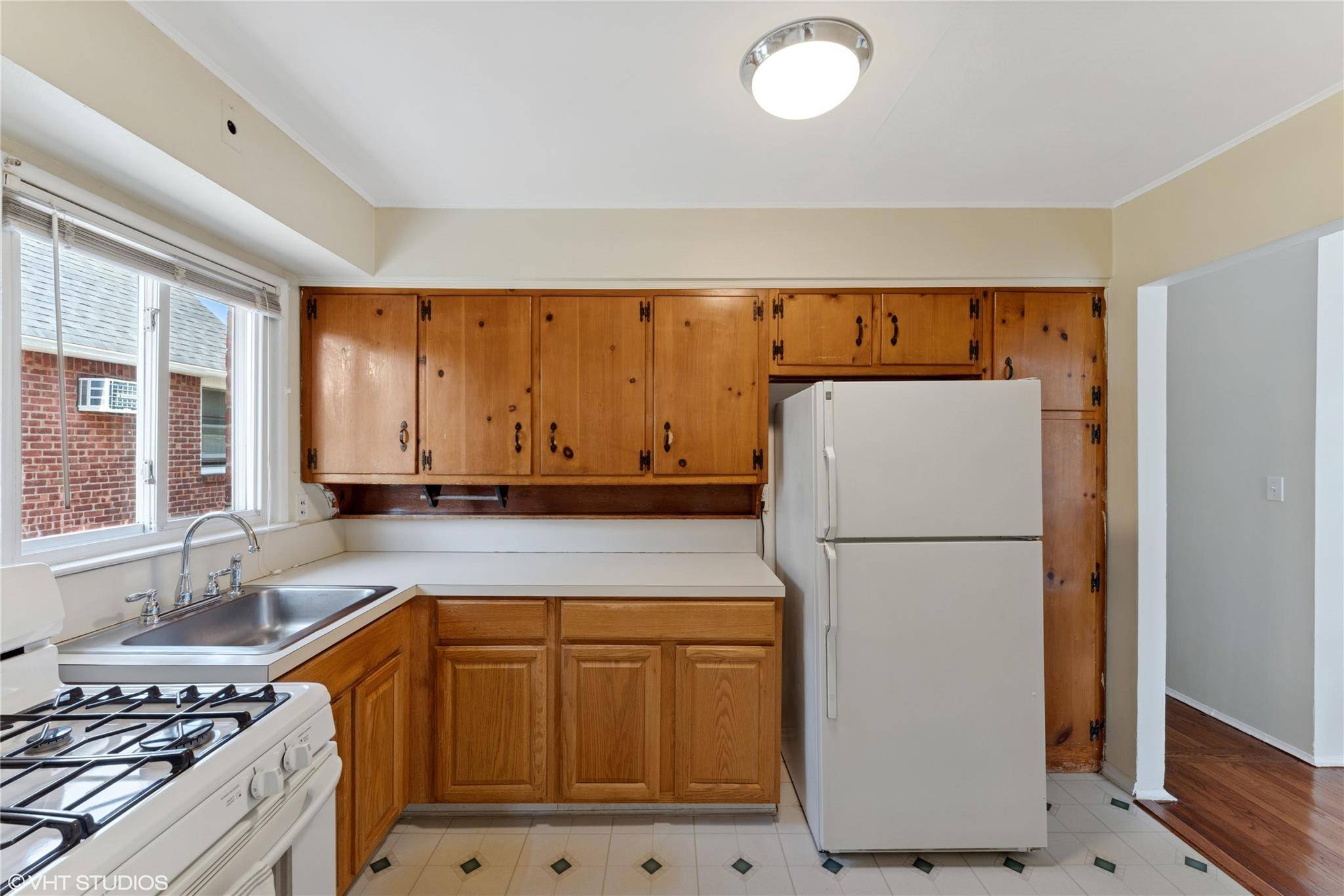 Williston Park, NY 11596,512 Nassau BLVD