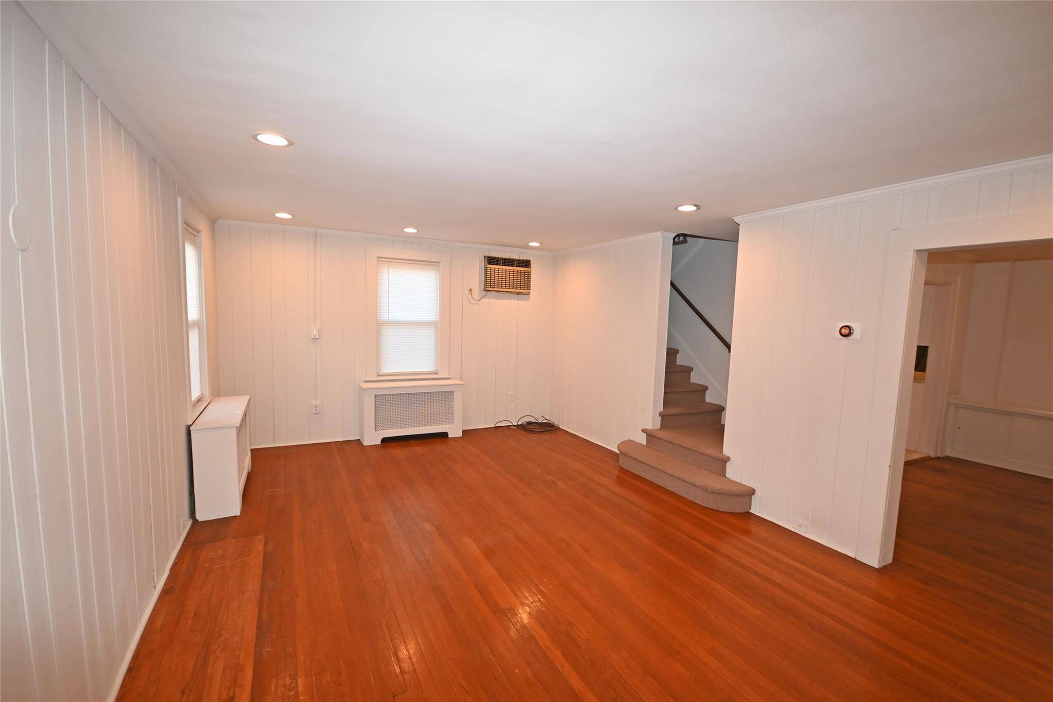 Great Neck, NY 11023,115 Hampshire RD