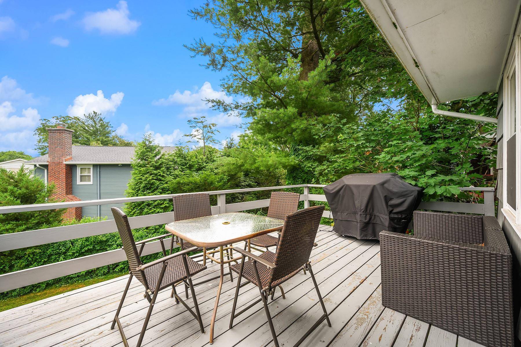Hartsdale, NY 10530,7 Frost LN