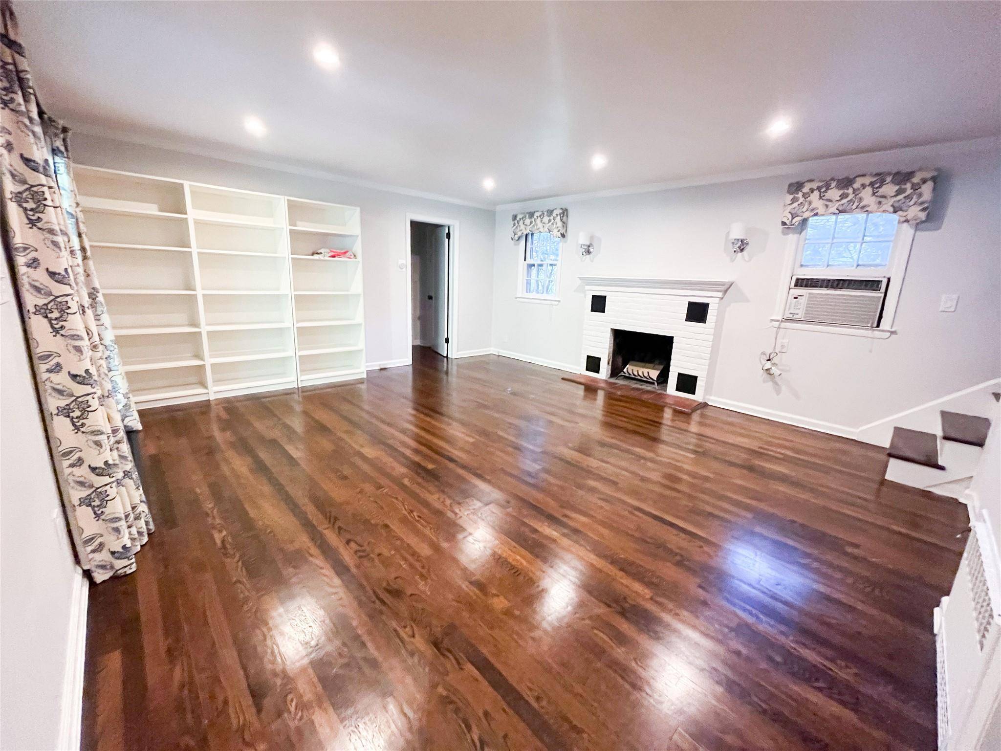 Roslyn Heights, NY 11577,114 Harbor Hill RD