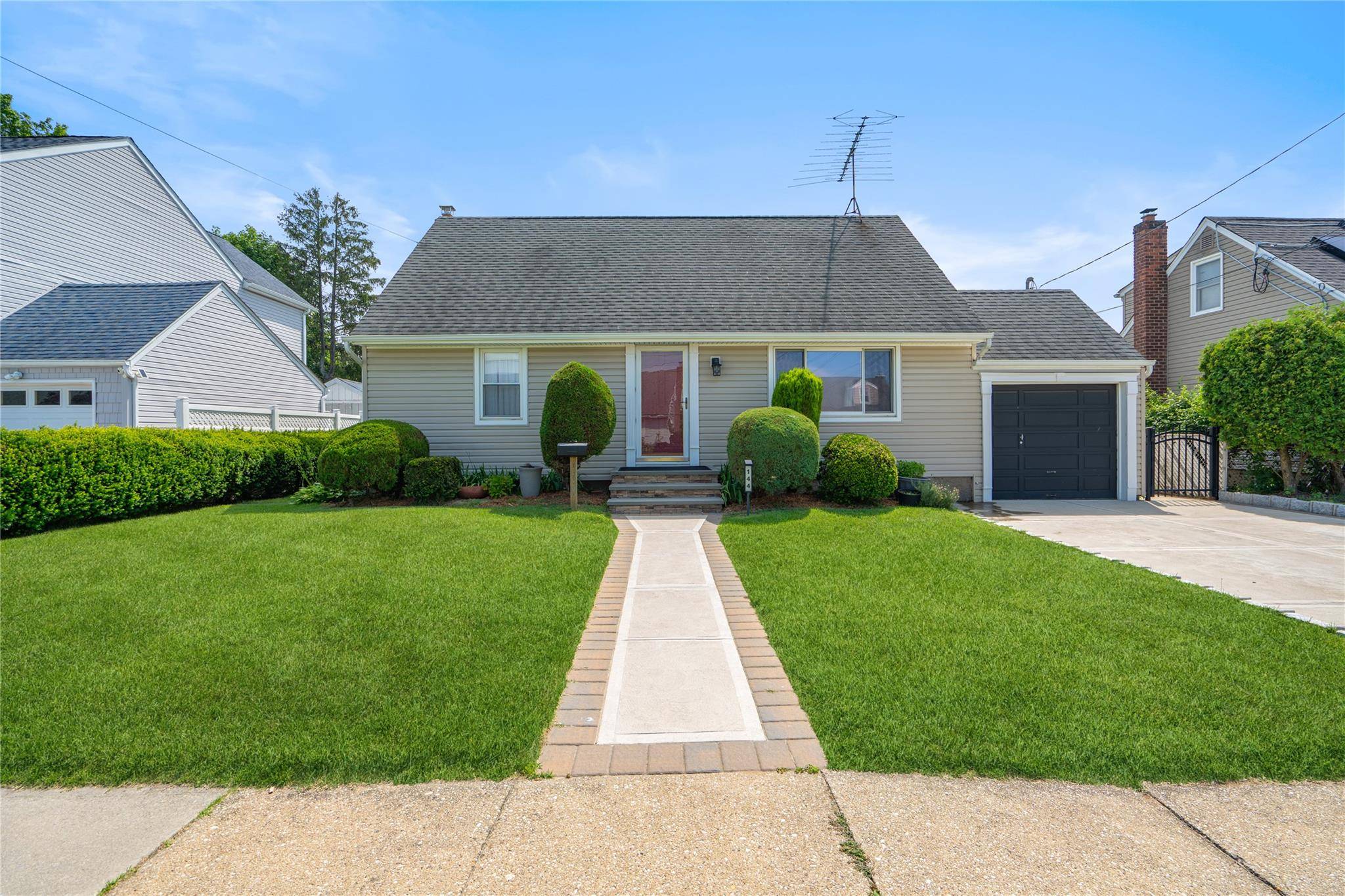 Farmingdale, NY 11735,144 E Zoranne DR