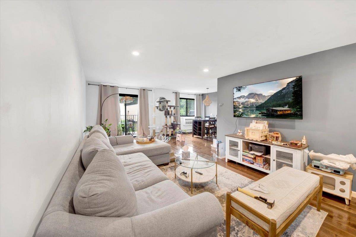 Scarsdale, NY 10583,348 Central Park AVE #C22