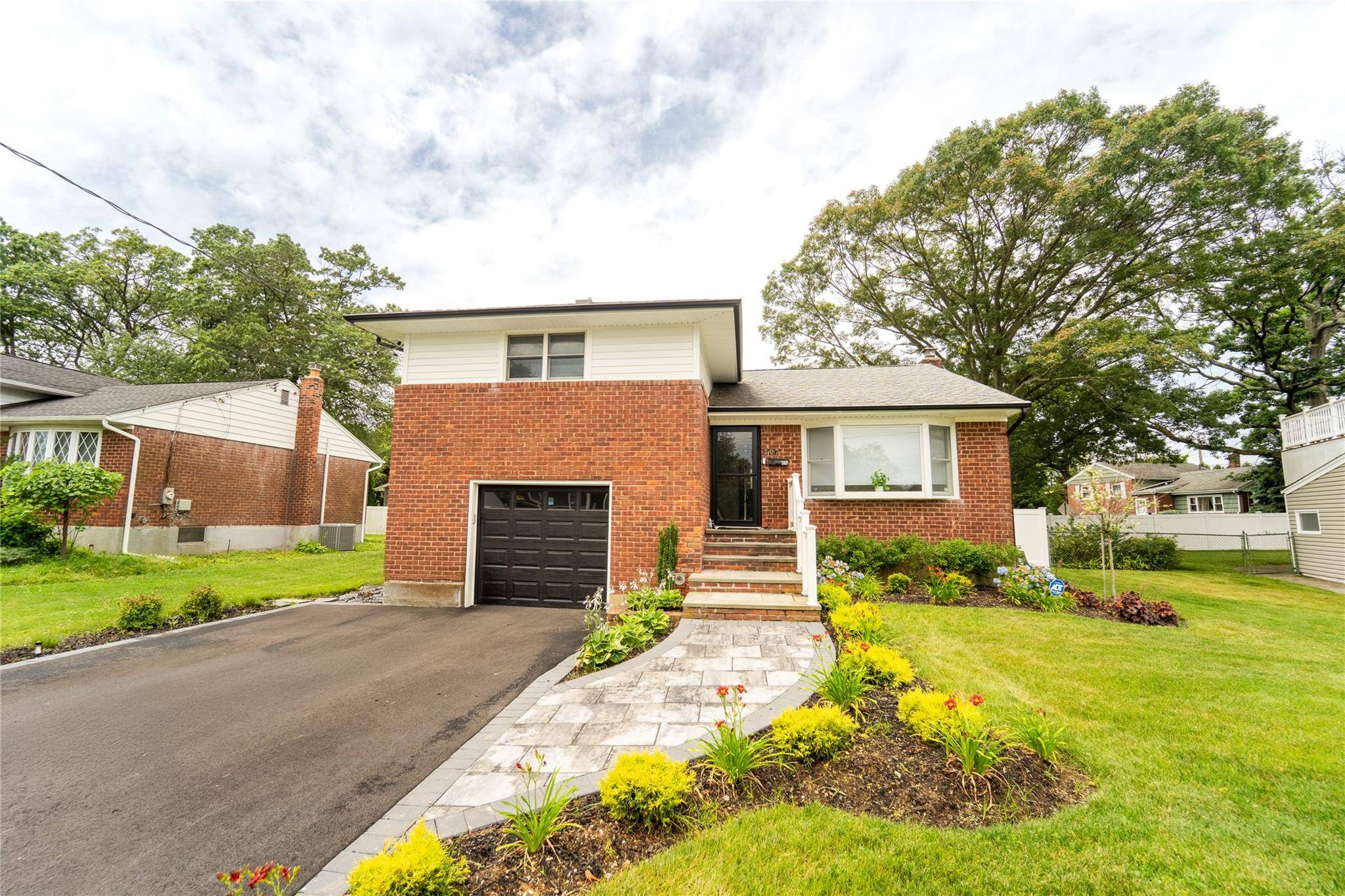 Massapequa Park, NY 11762,307 Harmony DR
