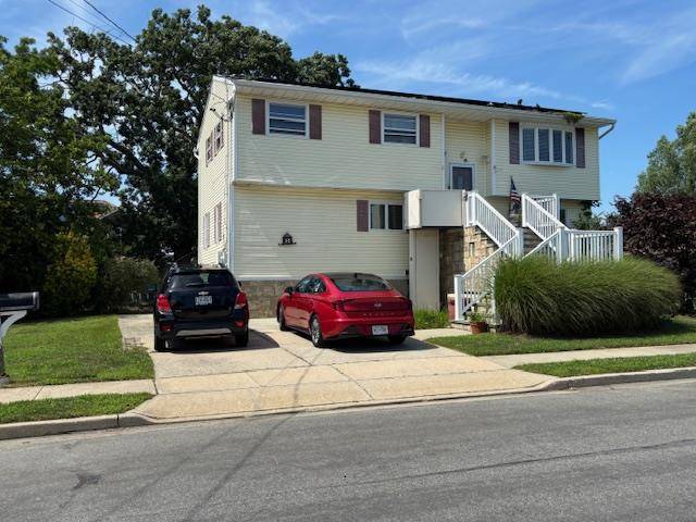Lindenhurst, NY 11757,68 Knoll ST
