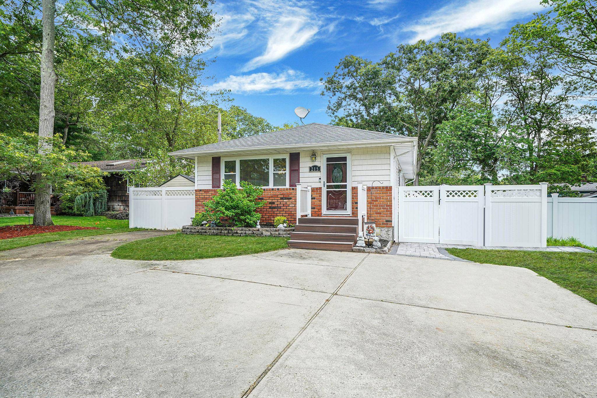 Medford, NY 11763,215 Holland AVE