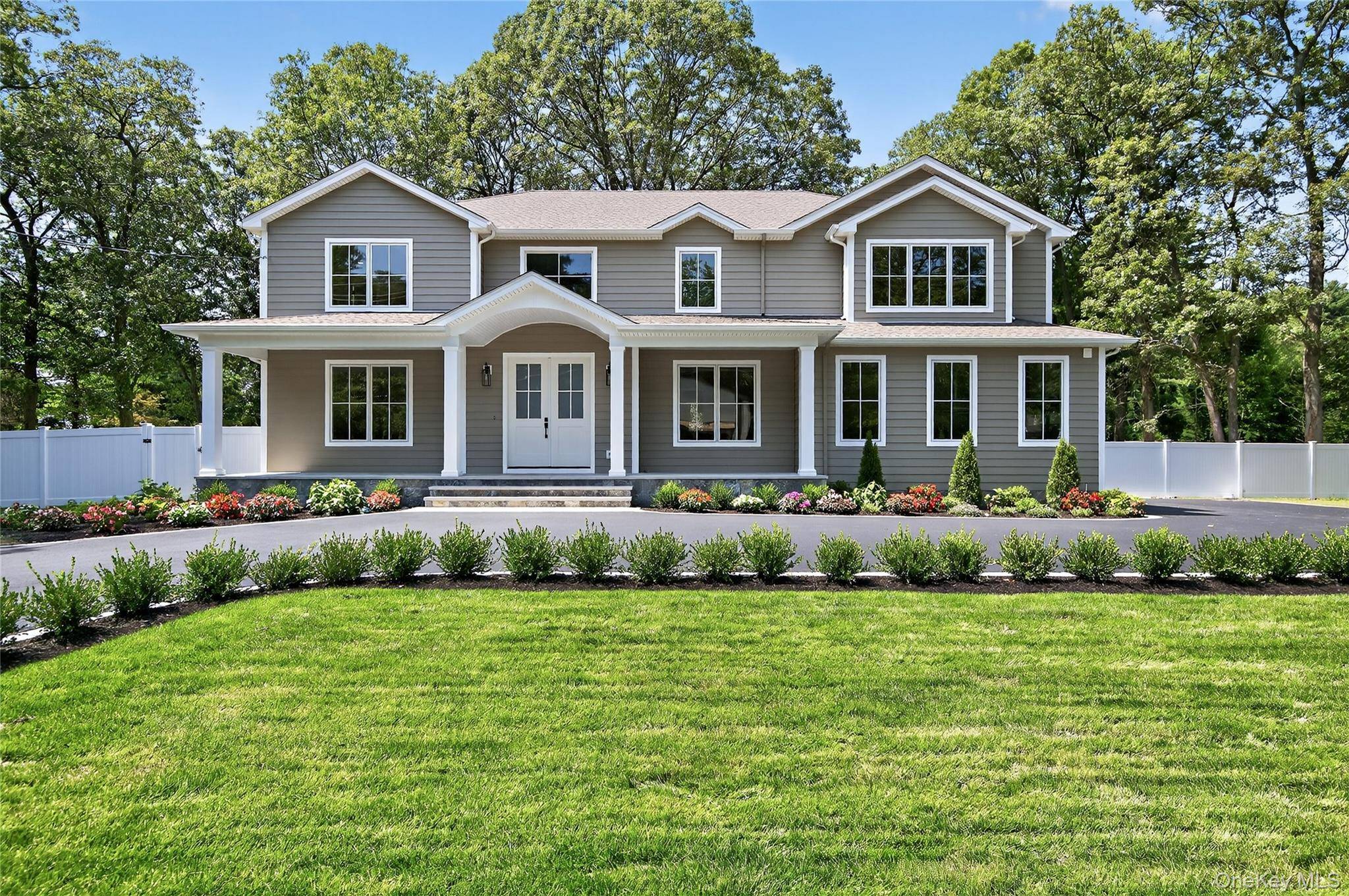 Dix Hills, NY 11746,654 Caledonia RD