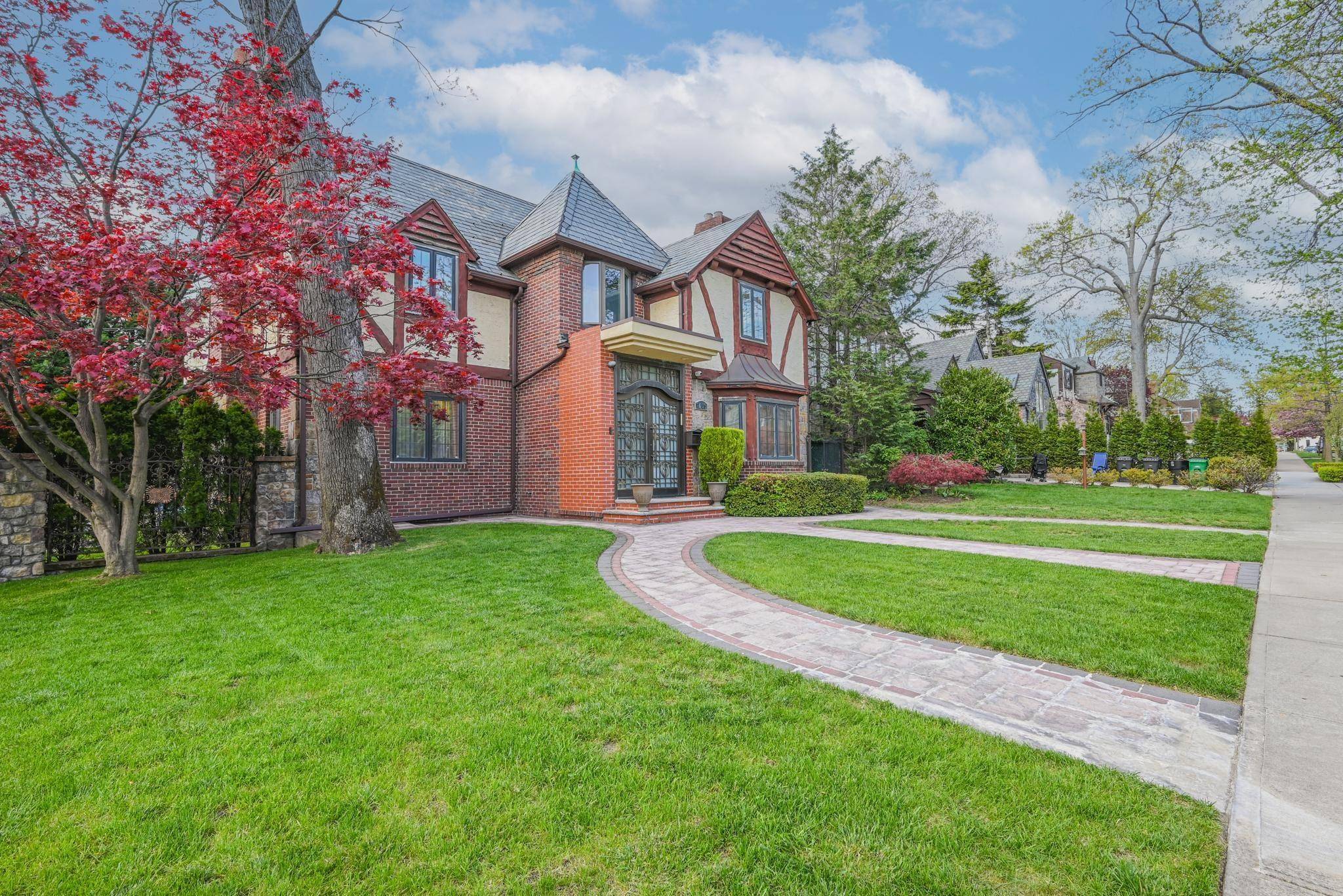 Jamaica Estates, NY 11432,186-03 Midland Pkwy