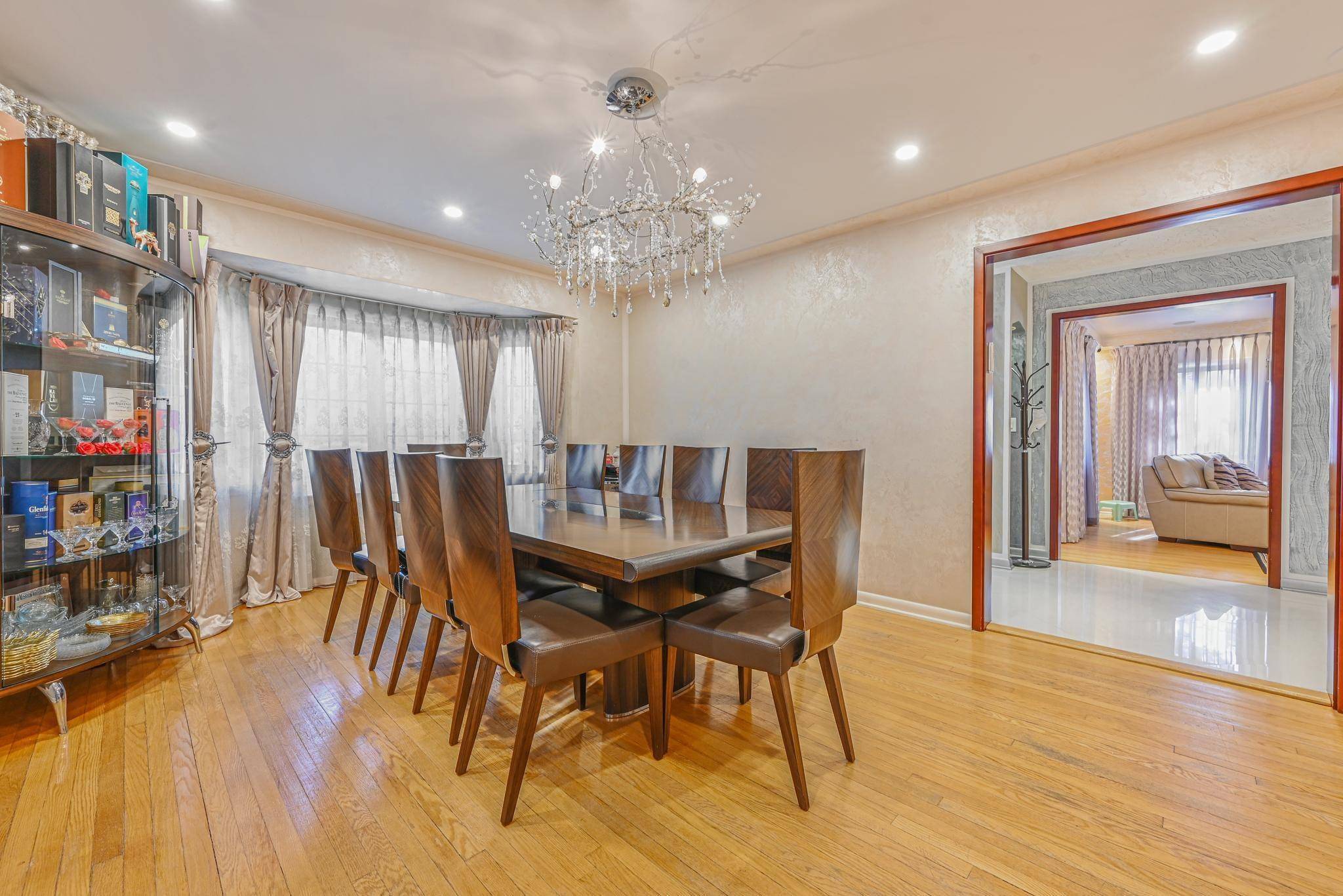 Jamaica Estates, NY 11432,186-03 Midland Pkwy