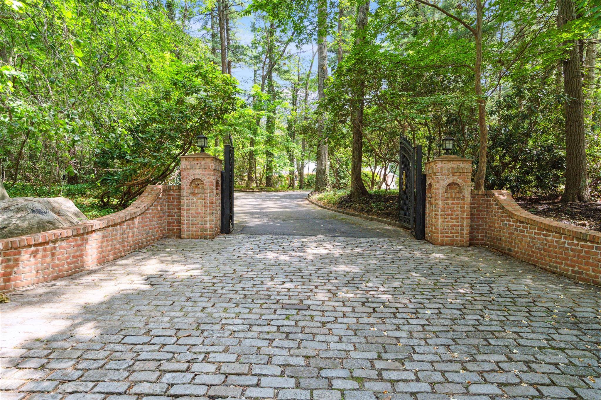 Upper Brookville, NY 11771,10 Laurel Woods DR