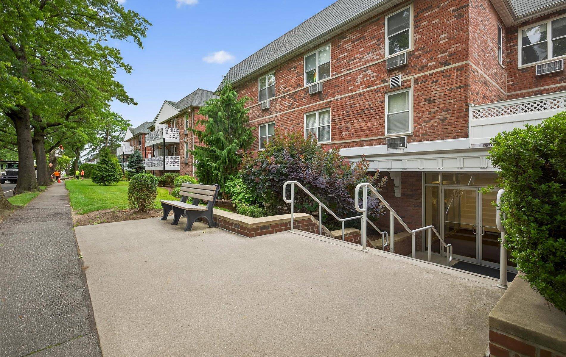 Lynbrook, NY 11563,40 Daley PL #233