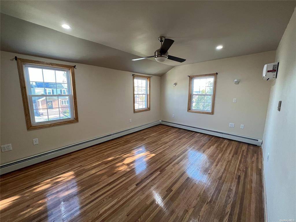 Elmont, NY 11003,34 Diamond ST