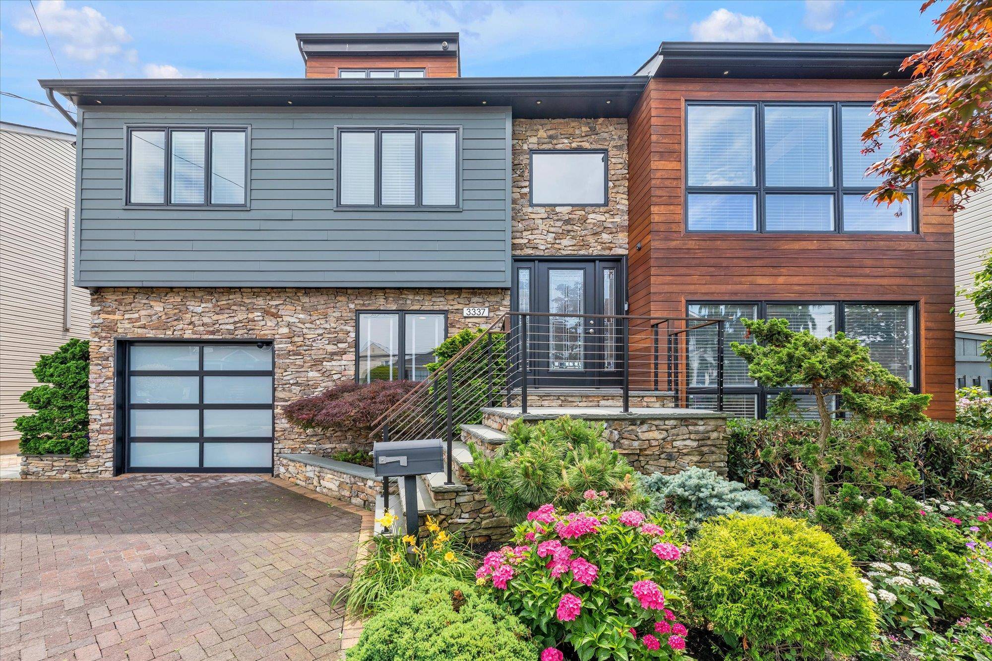 Oceanside, NY 11572,3337 Murdock AVE