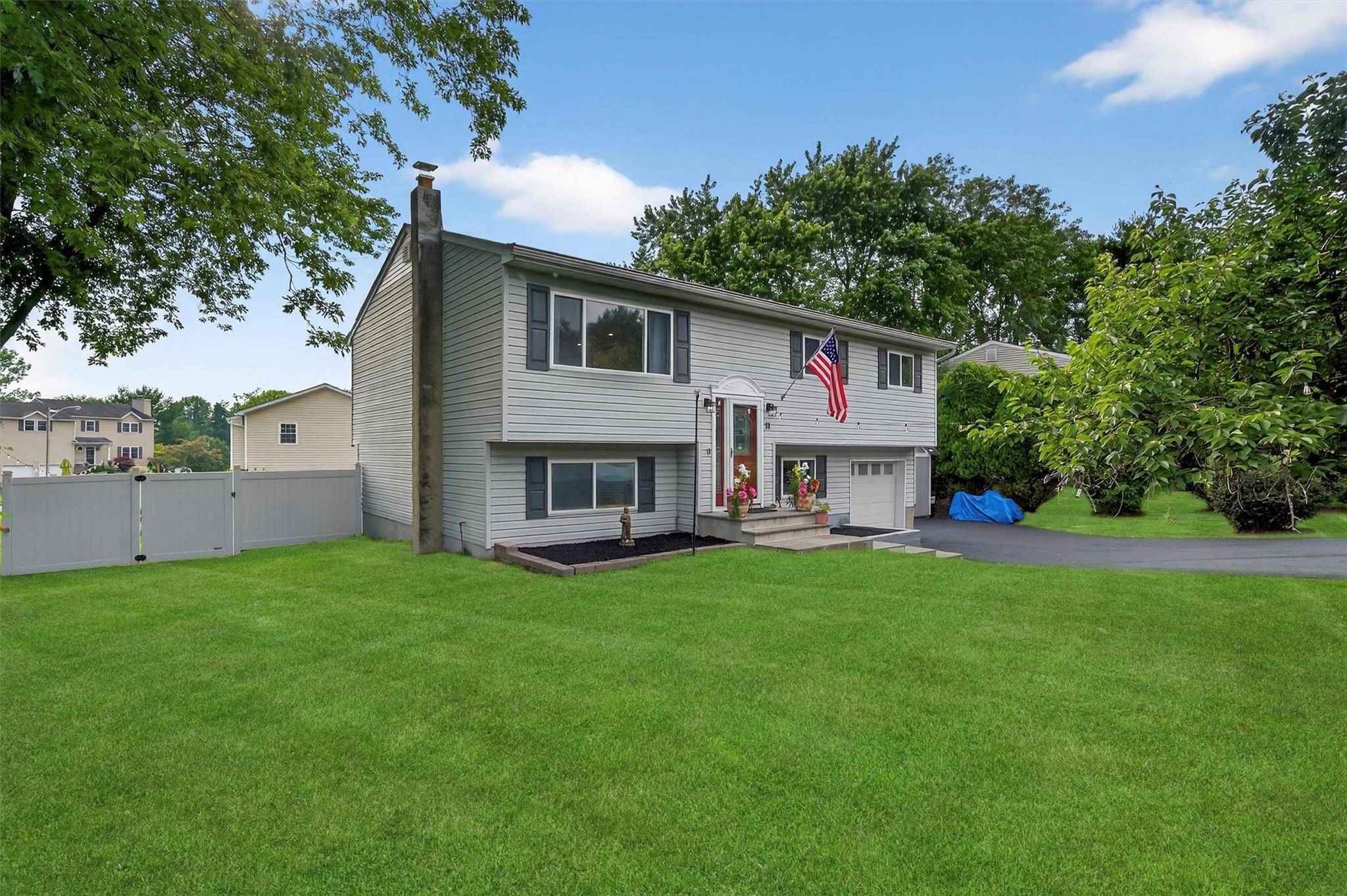 Washingtonville, NY 10992,11 Decker DR